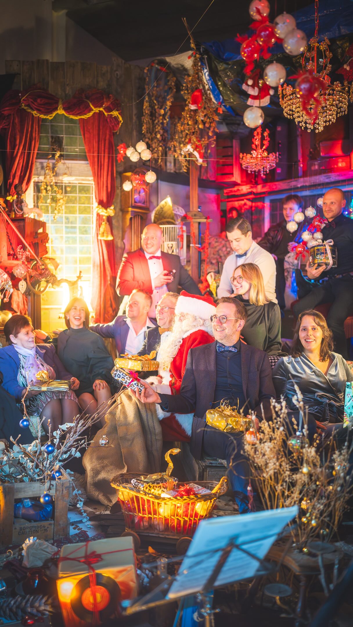 De eerste Kerstpret bij Team Park Ven 🎄
Samen stokjes bakken op de parking, dan klinken met een aperitief en strikjes passen. En ineens kwam de kerstman ons halen... 🎅
Dankjewel aan @steven.thoelen voor het magische decor en ons topteam voor de sfeer, de slappe lach én de warmte.
Bij Park Ven begint de gezelligheid echt al op de parking 😉