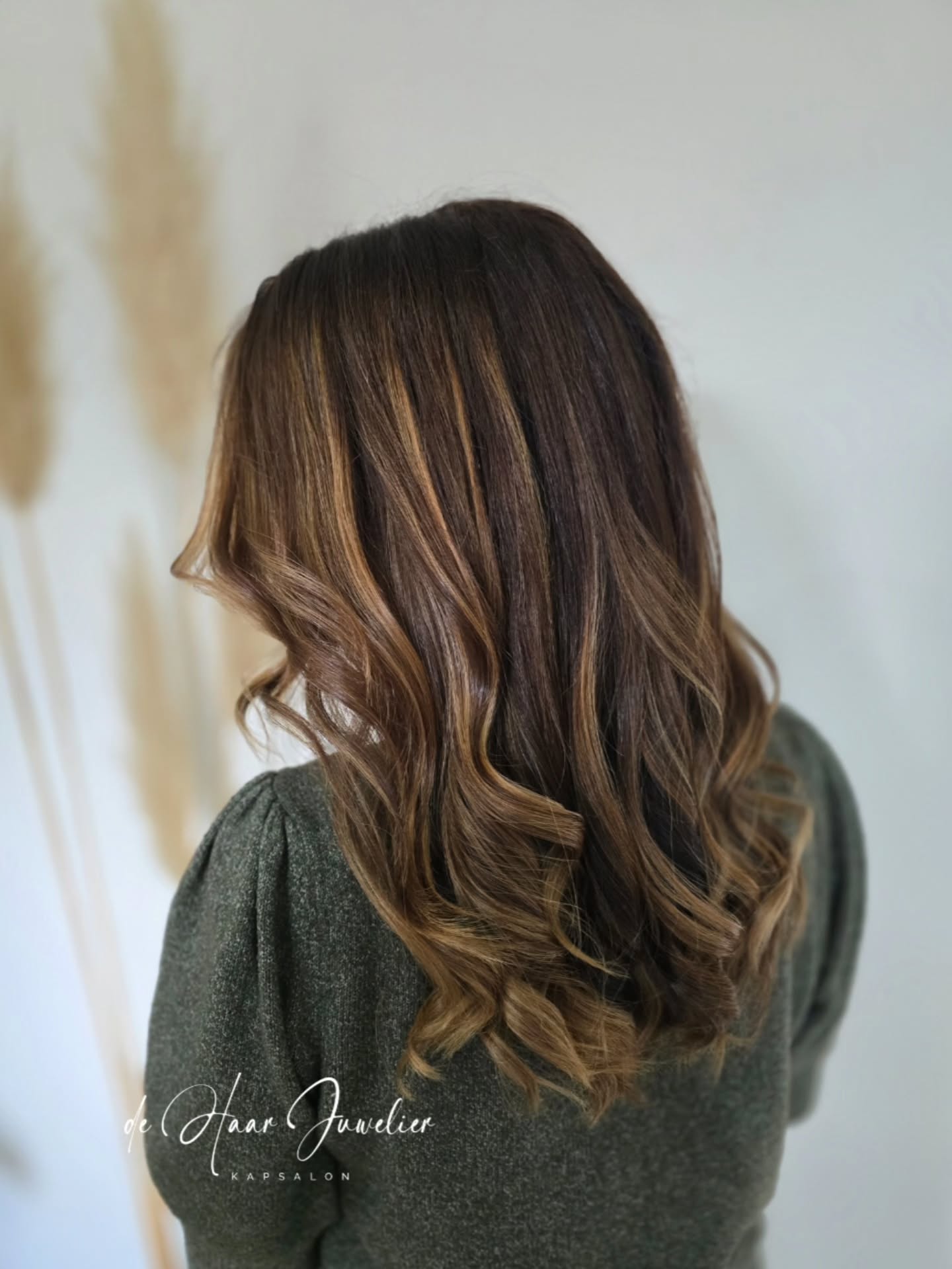 Wist je dat de juiste haarkleur je hele uitstraling kan veranderen? Een tint warmer of juist wat koeler maakt al verschil.
Kleuren blijft toch een beetje toverkunst🪄
.
#dehaarjuwelier #haarkleur #haarkleuring #kleurtransformatie #haarinspiratie #kapsalon