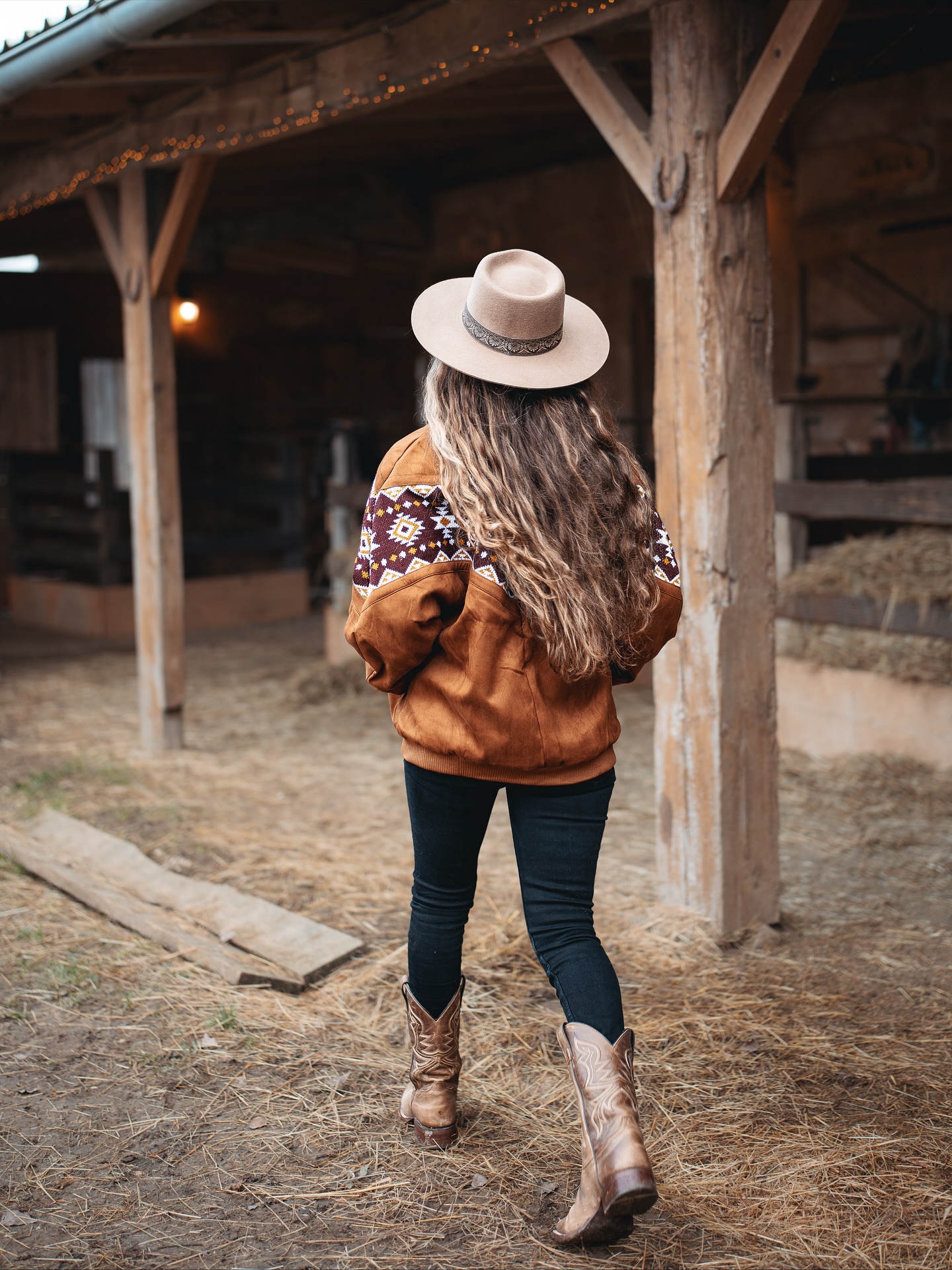 Est ce normal d’attendre l’hiver juste pour porter nos pièces les plus chaudes préférées ? 🙃
Chez The Wild Whispers, on plaide coupable.
La Jacket Yosemite revient comme une petite braise nomade qui réveille les envies de grands espaces. Elle a ce don de transformer une simple sortie en parenthèse dorée, un souffle de forêt dans le quotidien. On l’enfile et soudain l’air paraît plus vif, le monde plus large, et l’envie d’attraper la route devient presque urgente. ✨
Elle tient chaud sans alourdir, accompagne sans jamais écraser, et raconte une histoire qui sent le pin, la roche chauffée par le soleil et les matins givrés où tout semble possible.
Prêt pour la saison où l’on s’enveloppe dans ce qui nous ressemble le plus ❄️
Et si vous craquer pour cette pièce on vous rappelle que nos semaines privilèges continuent sur le site à prix tout doux 🤫
#jacket #westernwear #westernlifestyle #bomberstyle #westernstyle #westernfashion #fashion #slowfashionstyle
Lieu @febus_king_ranch