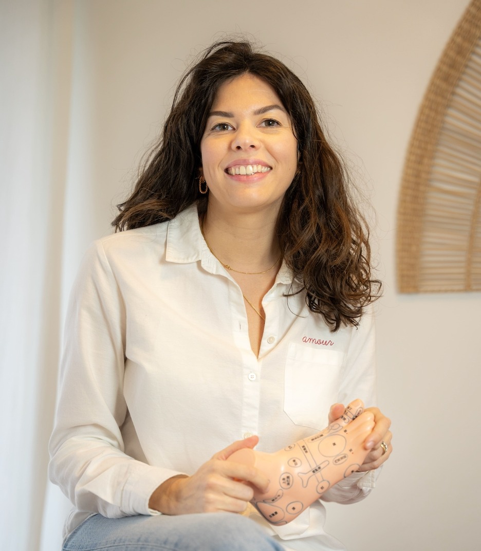 🌟 Vous vous demandez peut-être : "À quoi ça sert concrètement de venir faire une séance ?"
Les raisons sont multiples, et souvent très personnelles.
🦶 Certains viennent pour soulager des tensions musculaires (trapèzes, dos, cervicales…).
👐 D’autres pour apaiser le stress et l’anxiété, retrouver le calme intérieur.
🌈 Il y a aussi ceux qui cherchent à améliorer leur digestion ou à retrouver un sommeil de qualité.
💆♀️ Et puis il y a ceux qui n’ont pas forcément de "problème", mais qui souhaitent tout simplement s’offrir un moment de lâcher-prise profond, comme une bulle hors du temps.
🌿 Ce qui me touche, c’est de voir à quel point chaque séance est unique : une même technique peut apaiser une personne, libérer des émotions chez une autre, ou réveiller une nouvelle énergie.
La réflexologie et les soins énergétiques ne remplacent pas un suivi médical, mais ils deviennent un allié précieux pour mieux vivre le quotidien et se reconnecter à soi.
👉 Et vous, pour quelle raison prendriez-vous rendez-vous ?
Tout bénef’ 🤩
_______________________________
✨ Réflexologie & énergies
🦶 Soins de réflexologie plantaire
👐 Soin énergétique
🌈 Retrouver l’équilibre émotionnel & l’énergie intérieure
📆 Réservez votre parenthèse de bien-être : https://www.carolinestouls-reflexologue-nantes.fr/tarifs-et-reservation
#NantesBienEtre #ReflexologiePlantaire #SoinsNaturels #SoinEnergétique #SantéGlobale