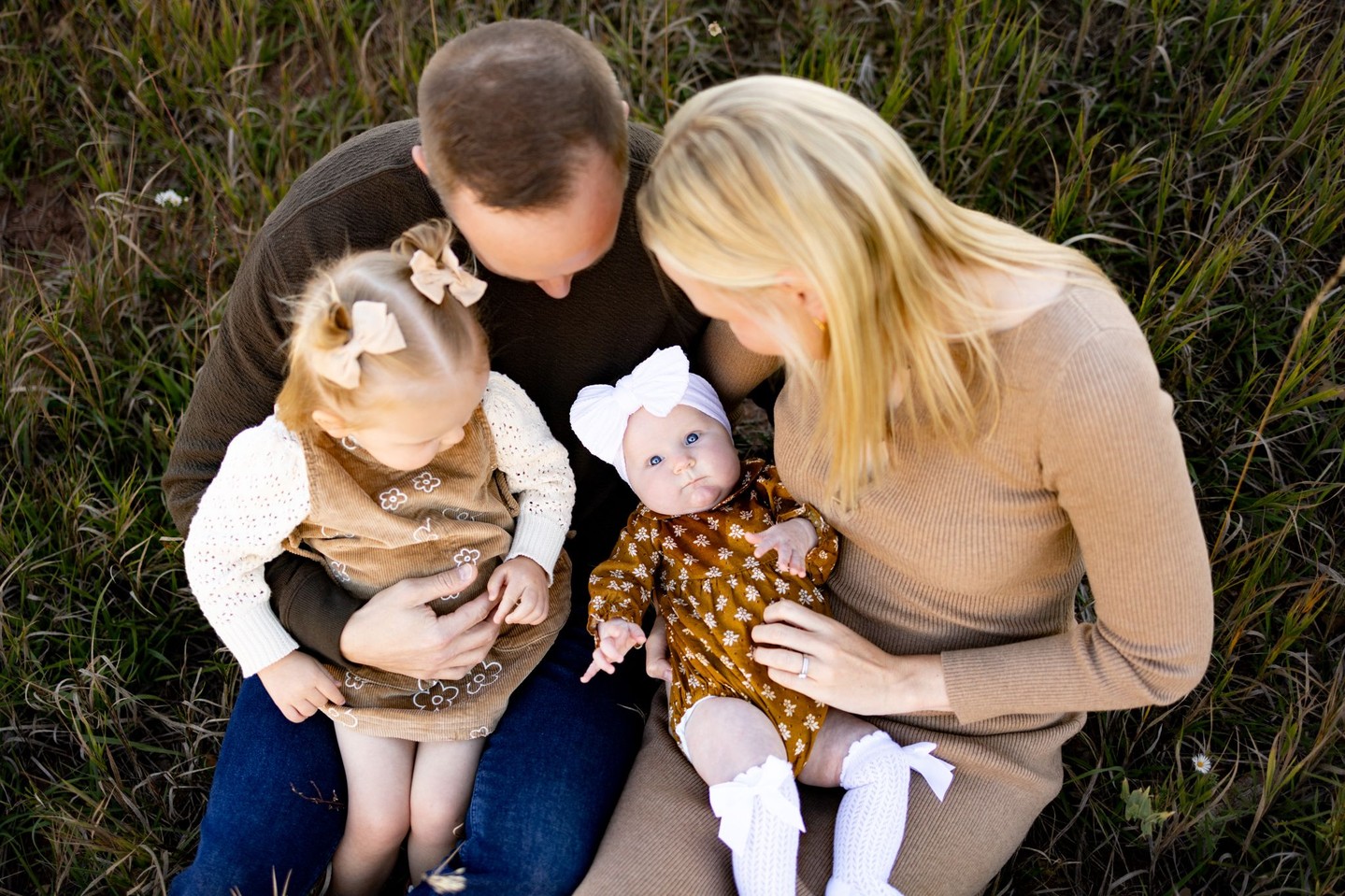 Here’s to the moments that aren’t posed… just felt. 🍂✨
This adorable fall family session had my heart completely, mom , dad, and their two baby girls playing together , laughing, snuggling, and being their sweet little selves.
These are the memories that last forever, and I feel so honored to capture them. 🤎📸
#FallFamilyPhotos #LifestylePhotography #DenverPhotographer #FamilySession #CapturedWithLove
fall family session, candid family photos, Colorado photographer, genuine moments, lifestyle family photography, baby girls, fall aesthetic, autumn photography