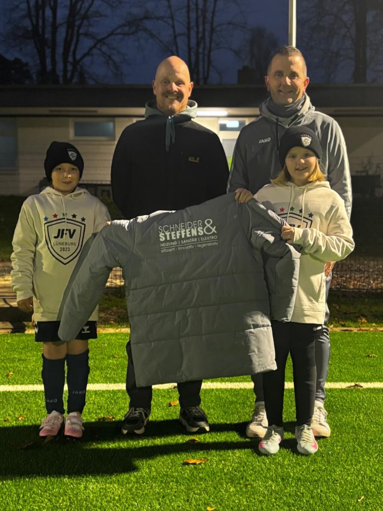 JFV Mädchen ⚽️❤️
Ein großes Dankeschön !
Das Trainerteam der JFV-Mädchen sagt HERZLICH DANKE an die Firma Schneider & Steffens aus Lüneburg für das großzügige Sponsoring von vier neuen Trainer-Winterjacken ❄️🧥💙
Damit sind wir an der Seitenlinie bestens für die kalten Monate gerüstet!
Bei der Übergabe konnte sich Herr Arnken außerdem einen Eindruck davon verschaffen, wie rasant und begeistert unsere Mädchenabteilung wächst – und wie wichtig Unterstützung von außen für uns ist.
Ein starkes Team braucht starke Partner.
Daher: Wenn auch Ihr Unternehmen Lust hat, den Mädchenfußball im JFV zu unterstützen – ob mit Ausrüstung, Trainingsmaterial oder Projekten – wir freuen uns über jede Kooperation und gehen gern ins Gespräch! 🩵❤️💚🖤💜
Gemeinsam können wir noch mehr bewegen.
Vielen Dank an alle, die den Weg bereits mit uns gehen – und an die, die ihn vielleicht bald mit uns gehen werden!
#JFVMädchen #Mädchenfußball #Sponsoring #Danke #TeamSpirit #Lüneburg #Nachwuchsförderung #GemeinsamStark #Vereinssupport