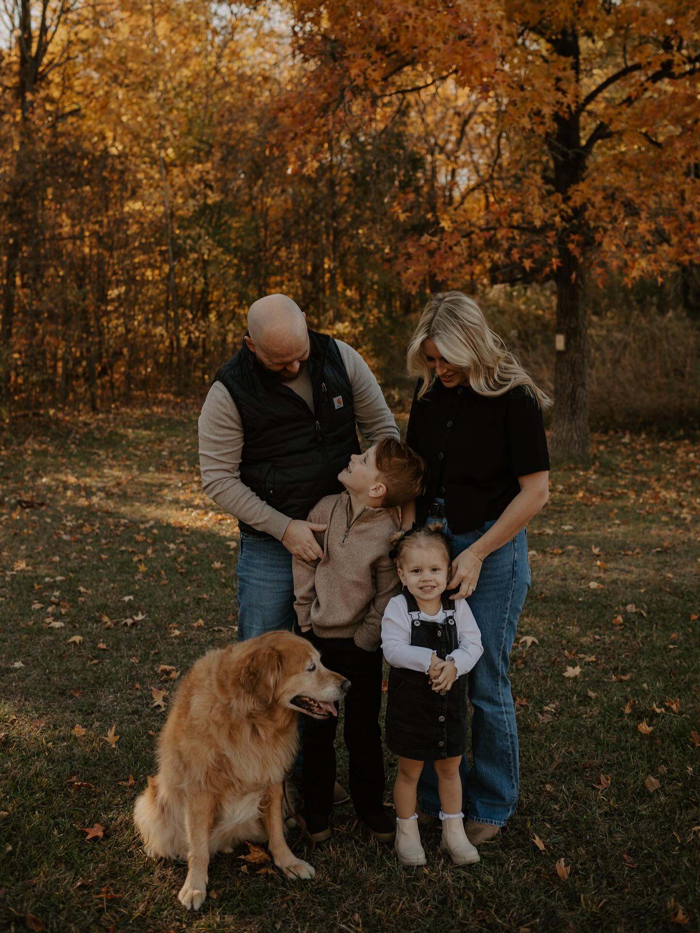 Always love when I get to take Hamm family photos! Also the Fall colors were 10/10 💛
#indianaphotographer #indianapolisphotographer #midwestphotographer #indianafamilyphotographer
