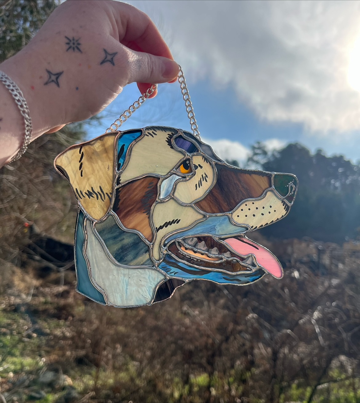 Continuing our trip down memory lane, here’s another dog we did last holiday season! I love the way this one looks in the sun - really highlights the blue pieces and the variety of glass we used to make this gray-brown dog! Also the teeth?!? 🦷 Using different glass for nearly every piece has become somewhat of a signature of ours over the years and this one really highlights that strategy. This dog is basically one coat color but that doesn’t mean the piece has to be one flat color!