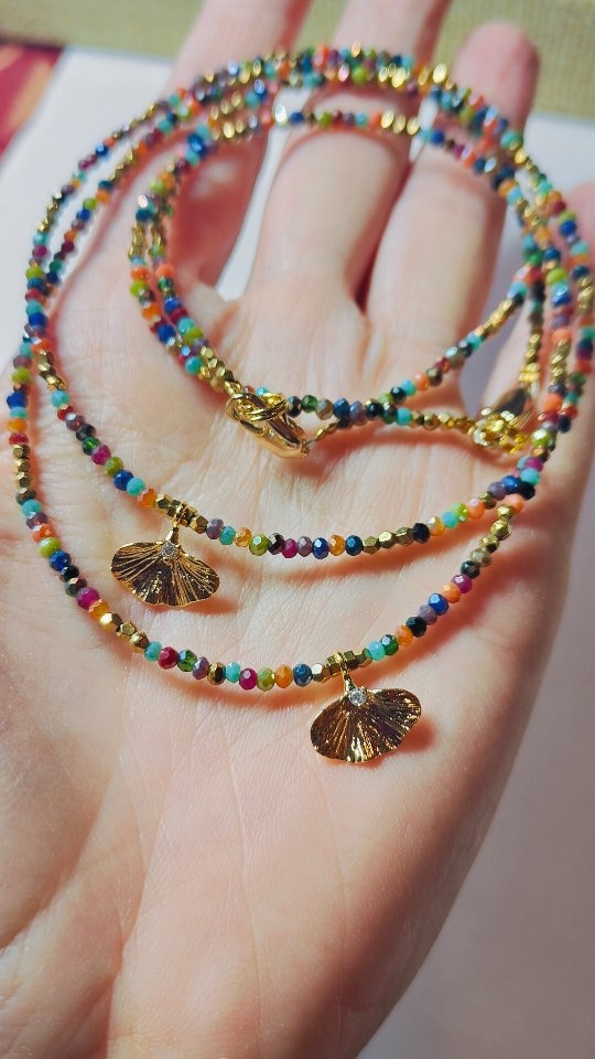 Et si ton collier pouvait raconter une histoire… la tienne serait-elle pleine de couleurs ou de sagesse ? 🌺✨, dis le moi en commentaire 🫶🏻
Nouvelle collection By Delhilou inspirée de l’Inde pour affronter le froid qui arrive avec chaleur 🧣🌈
#bydelhilou #créationartisanale #inspirationindienne #stylebohème #bijouxfaitsàlamain #créatricedefrance #collectionhiver#âmebohème #faitmainavecamour❤️