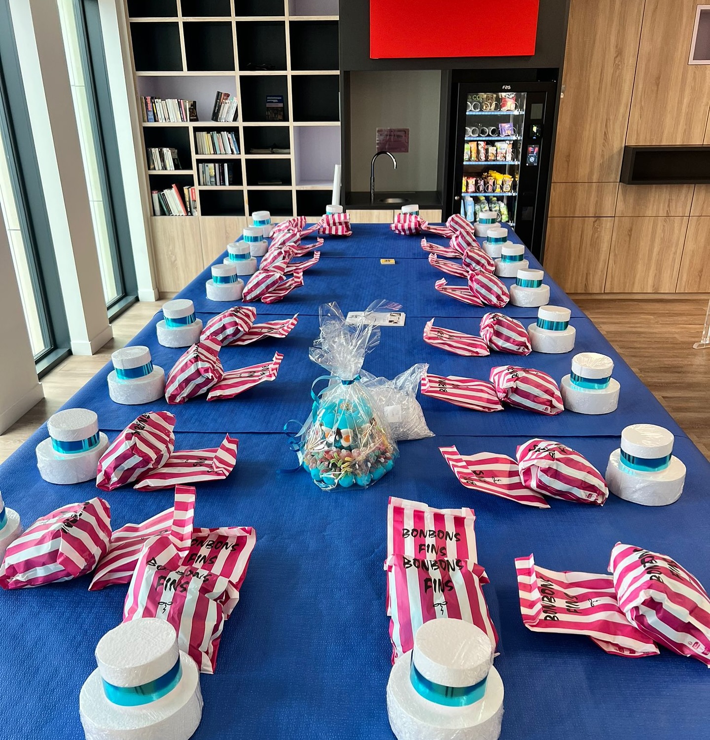 Première mission team building pour Pastel Candy… et quelle mission !
3000 collaborateurs.
Mais certains ne se croisent jamais.
Pas le même service, pas les mêmes projets.
Alors on a sorti… les bonbons.
Objectif : créer un gâteau de bonbons.
Et là, magie :
- des collègues qui discutent comme s’ils se connaissaient
- un atelier rempli de rires (Magali, tu nous as régalés !)
- des créations sucrées ultra créatives
- et chacun est reparti avec son gâteau de bonbons
Conclusion ? Les bonbons, ça rassemble.
Même au travail. Même entre inconnus.
Vous êtes Happiness Manager ou RH et vous cherchez un team building qui crée vraiment du lien ?
📩 Écrivez-nous. On apporte la gourmandise, la bonne humeur… et les piques à bonbons.