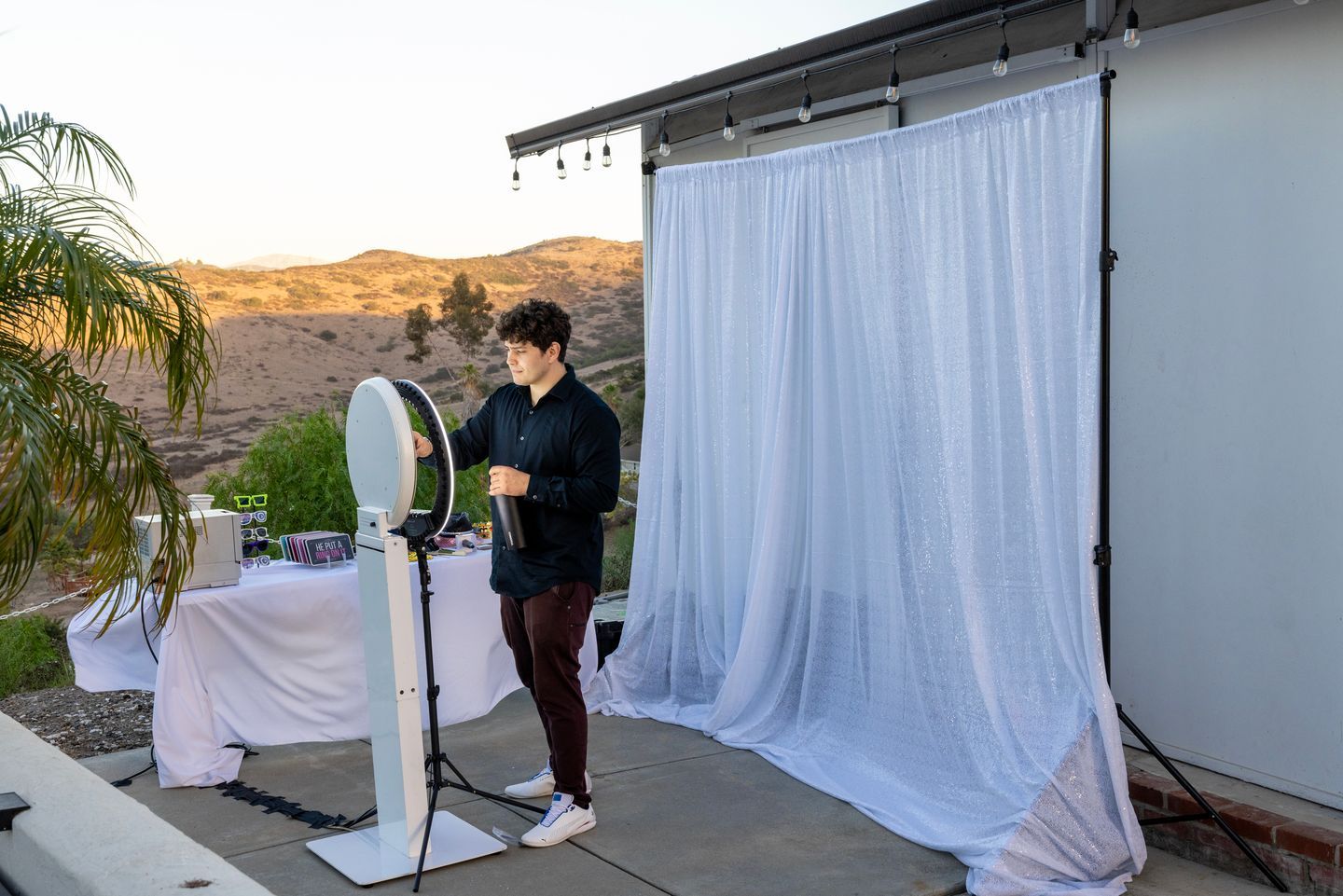 Setting up a photo booth at your wedding is the best ay to capture photos from everyone's point of view!
#Weddingvenue #californiavenue #theviewpointe #powayvenue