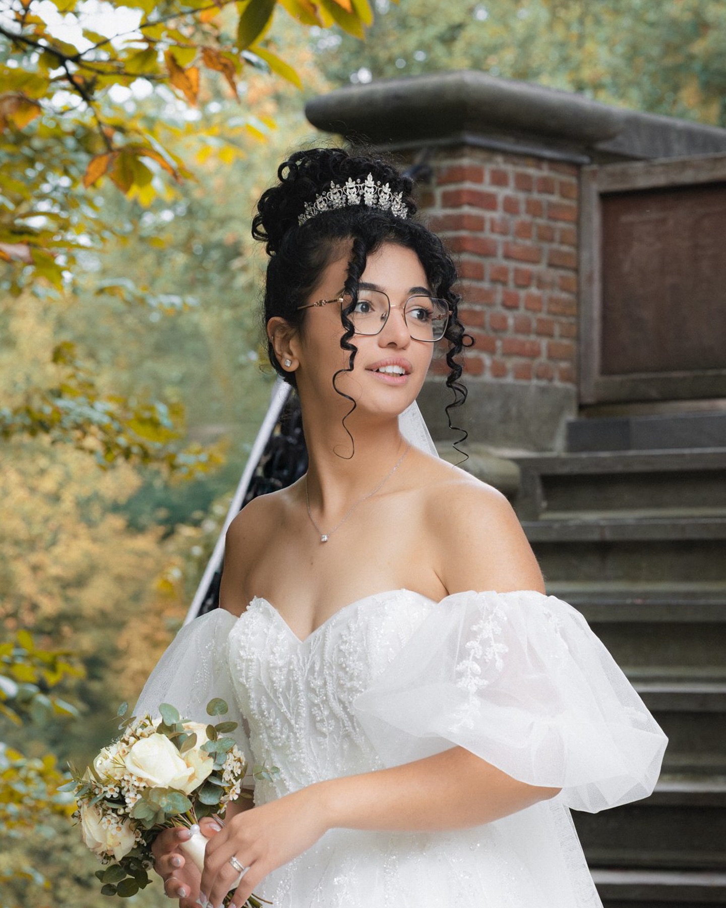 Candid bridal portraits are rare for my way of working, most portraits are guided or posed. I prefer to take real moments and pose my couples or subjects as little as possible. That’s why I love this frame so much. Aysenur wasn’t posing at all; she was just calling her husband and their dog over. Soft, unguarded, completely herself. And I saw it in time, yessss