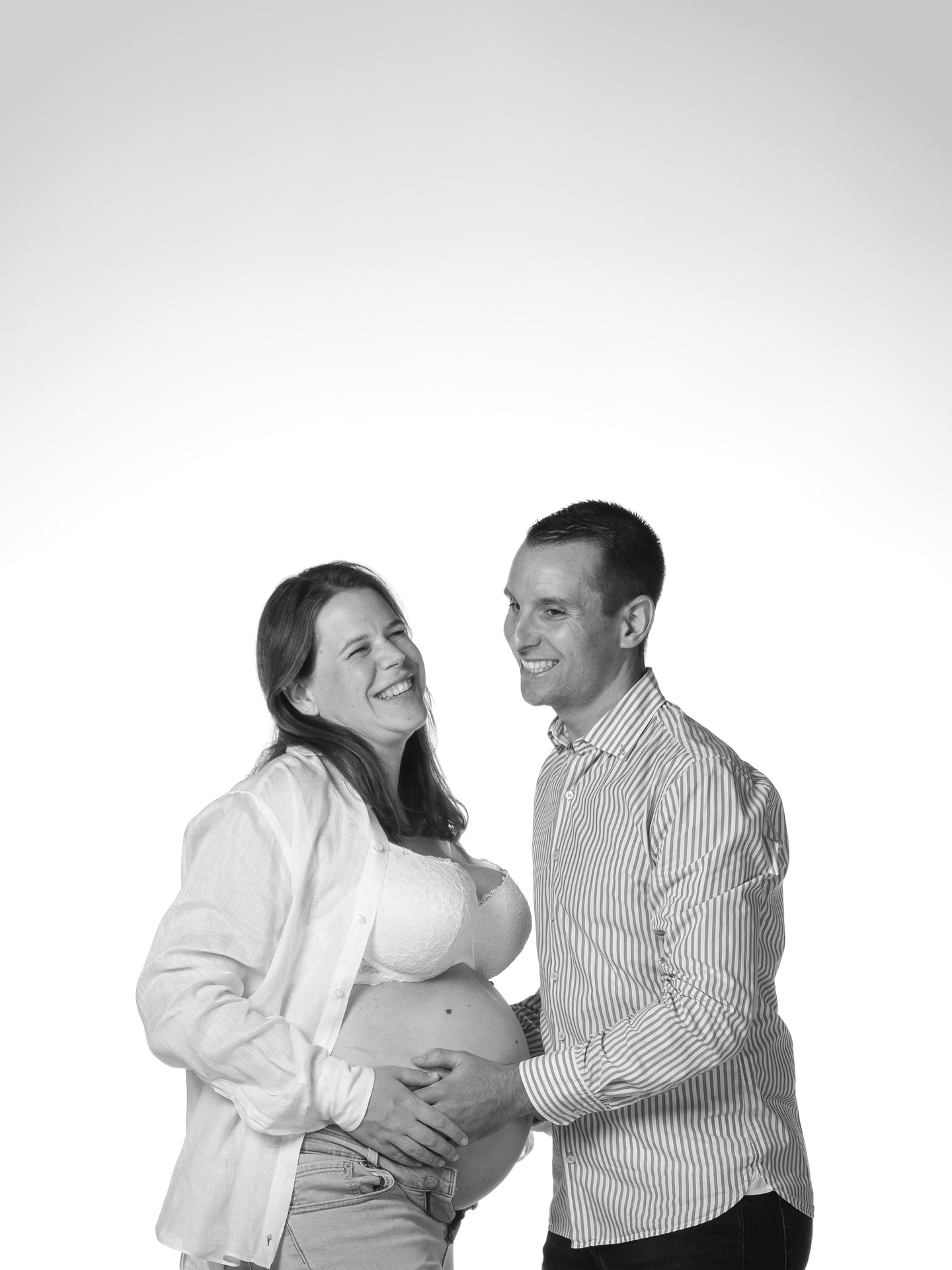 Wunder im Bauch | Christine & Alain
Im Oktober durfte ich Christine und Alain für ihr erstes Kind in meinem Studio in Zofingen begleiten.
Rahmenbedingungen: Temperatur grenzwertig, Estrich-Setting kühl, aber absolut produktiv. Die beiden haben die 120 Minuten fokussiert durchgezogen – getragen von Christines beeindruckender Präsenz, Ausdauer und einer Auswahl an Outfits, die dem Shooting klare Varianz und Struktur gegeben haben.
Das Ergebnis: starke, authentische Bilder einer werdenden Familie, die exakt das transportieren, worum es geht – ein kleines Wunder im Bauch und zwei Menschen, die bereit sind für den nächsten grossen Abschnitt.
Ich wünsche Christine, Alain und ihrem Kind maximalen Rückenwind für alles, was kommt.
#schwangerschaftsshooting #studiozofingen #fotostudiozofingen #zofingen #aargau #maternityshoot #maternityphotography #babybauchshooting #schwangerschaftsfotografie #mommytobe #parents2be #fotografzofingen #familienfotografie #wunderimbauch #pregnancyphotography
@christine.bircher @globe_trotter91