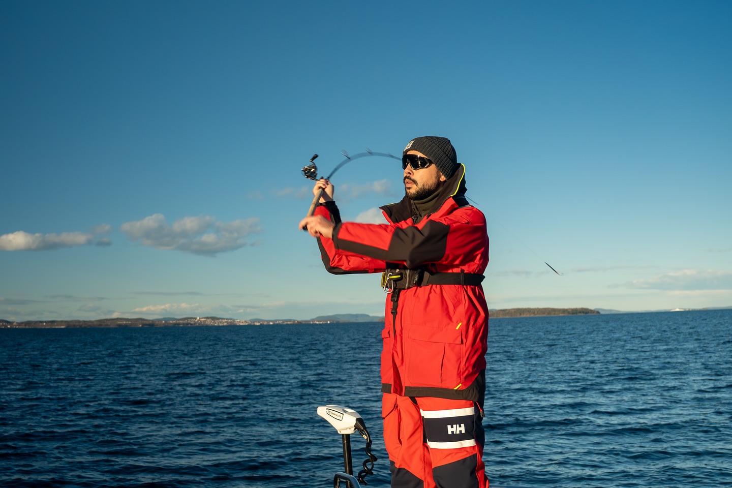 Jeg og Fredrik benyttet det flotte søndagsværet til å ta årets siste (og første for min del) sjøørrettur i ytre Oslofjord. Må si det var veldig gøy å «denge» sluk igjen, har blitt alt for lite av det i år! Vi fant noen gode spots som ga fisk, men det ble kun med undermålere som selvfølgelig ble sluppet pent ut igjen. Fredrik insisterte på jeg skulle teste ut en Fjord-tobis fra Spin Craft Lures og den imponerte med flott gange og en herlig rulling under spinstop.
Takk for turen Fredrik! 😀🎣
.
.
.
#sjøørret #seatroutfishing #spincraftlures #ytreoslofjord #sjøørretfiske #ursuit #spinnfiske #ørret #trout #outdoors