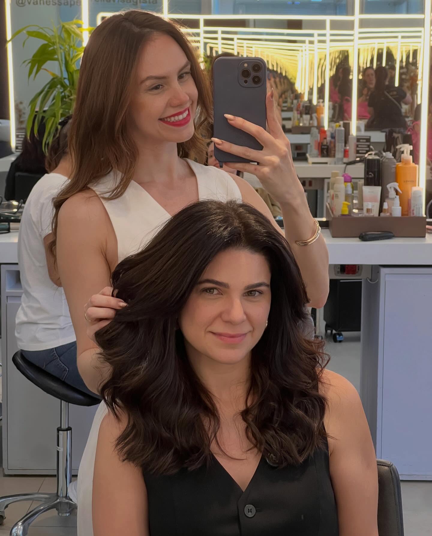 “Os cabelos são a moldura do rosto”. Você já deve ter ouvido essa frase né? Pois bem, são mesmo.
Mas vai além…dependendo de como você corta ou arruma (penteado) seus cabelos eles podem valorizar ou não seu rosto e, claro, isso impacta na sua comunicação e como você se enxerga.
Muitas vezes cortamos nosso cabelo não só pra manter o corte em dia mas por causa de um marco, uma nova fase. É quase como uma vida nova - renovada! (Quem nunca cortou o cabelo e se sentiu assim?).
Há mulheres que são mais desapegadas e cortam sem problemas (eles crescem rs). Outras tem mais apego e receio da mudança. Isso faz parte da personalidade e estilo de cada uma.
Mas uma coisa eu te falo: saber o melhor corte pra você levando em consideração não apenas o seu rosto mas também seu estilo, seu momento de vida atual e como você cuida do seu cabelo faz muita diferença na hora de escolher a estrutura do corte.
Tudo isso eu avalio no momento do visagismo. Pois, não é só o cabelo mas é o todo. Afinal, é sobre você.
Se você quer cortar o cabelo e não sabe qual corte…não inventa de imitar a mulher da novela…escolha o corte que melhor se adequa a você. Quer? Então clica no link da bio.
…
✨✨✨