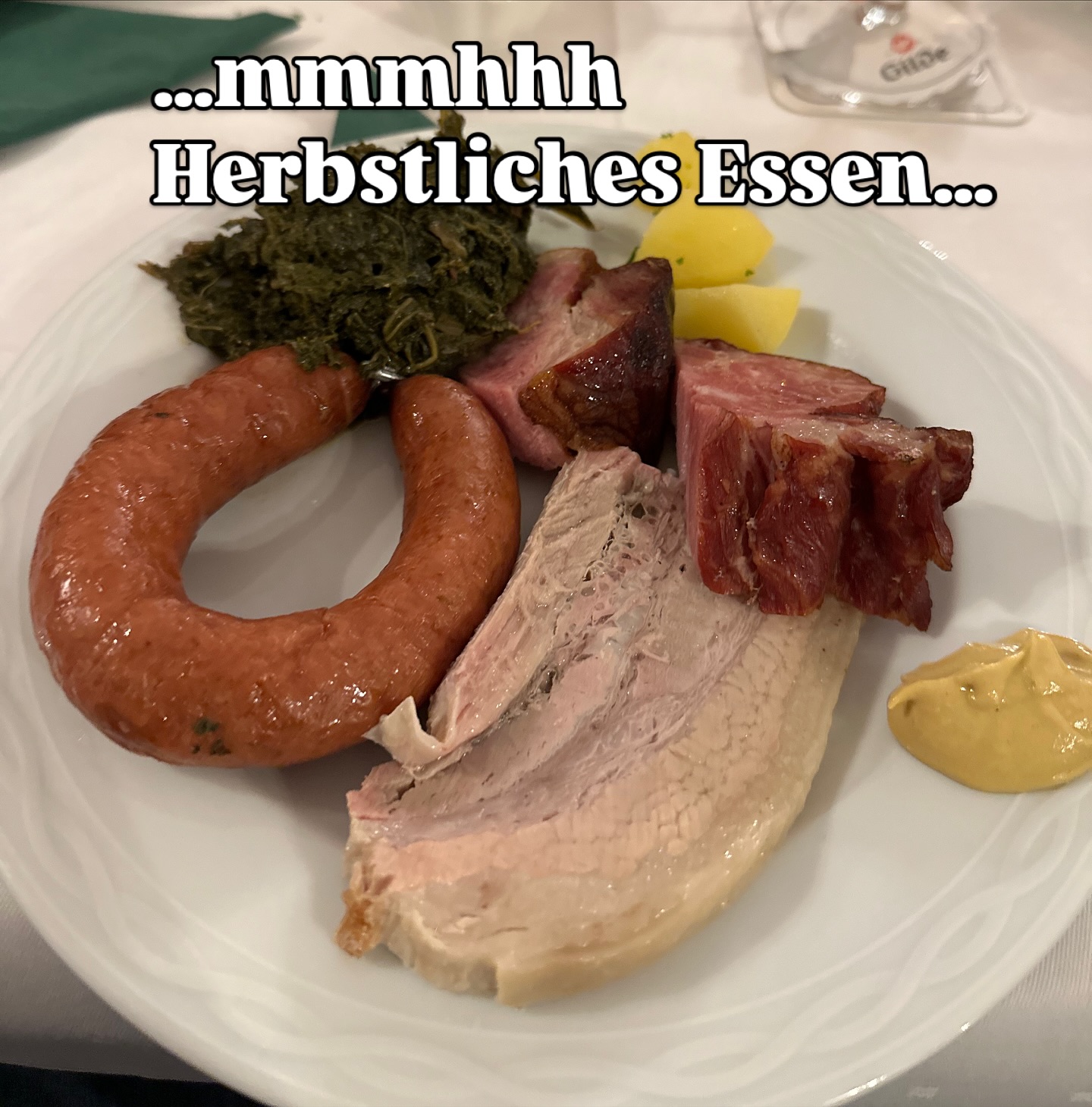 … leckeres Herbstessen…
Grünkohl, Bregenwurst, Kassler und Backe…
Es war wieder hervorragend. Vielen Dank an den @matthiasmahlert vom Berggarten…
#mazensbbq #herbst #supportyourlocal #gutbürgerlicheküche #bregenwurst #grünkohlzeit #geniessen