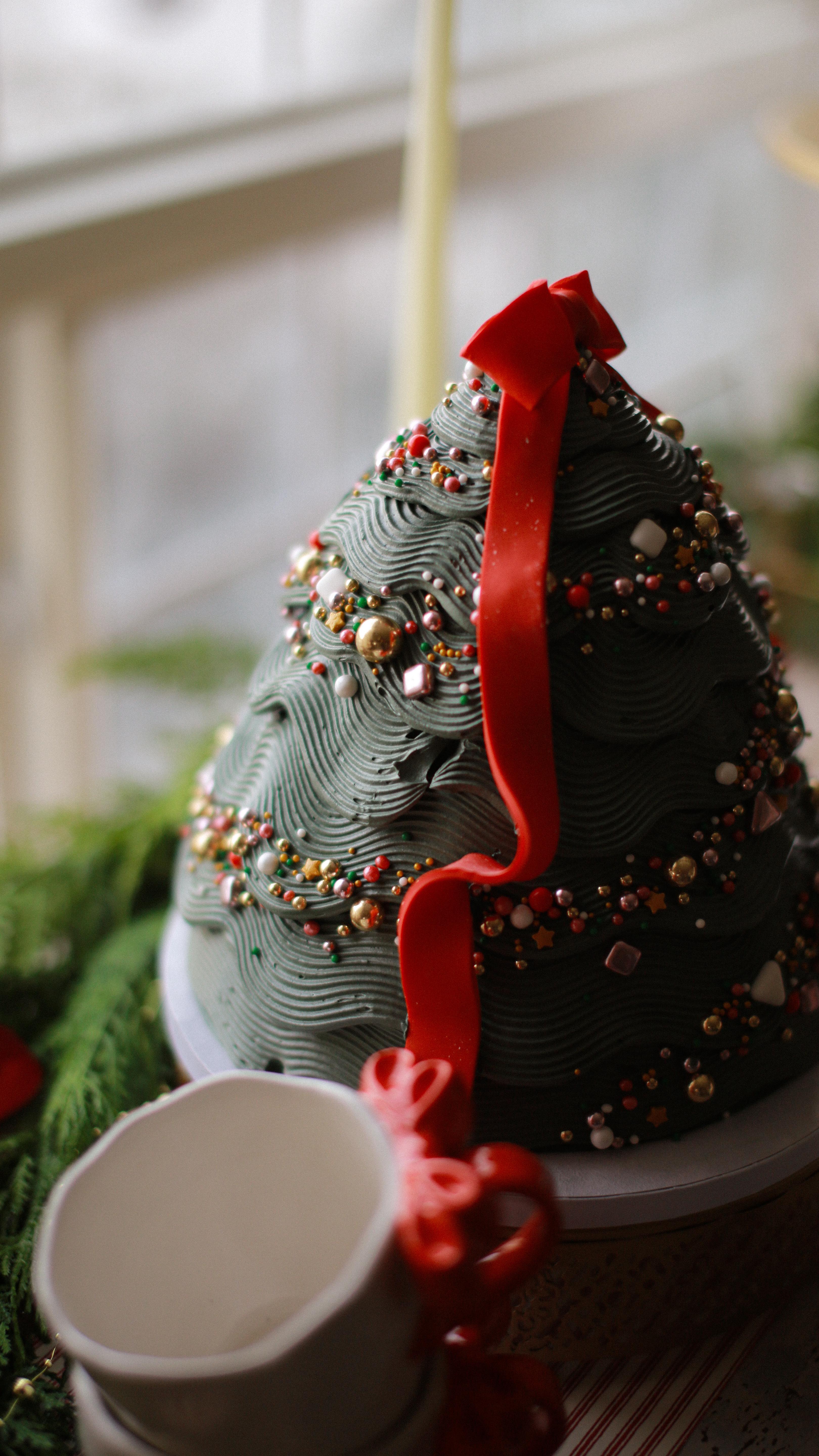 Every year there’s one piece that becomes the heart of the collection… and this is the one 🎄
This little tree started as a sketch in my notebook, inspired by those ceramic Christmas trees so many of us remember from childhood!
The ones with the tiny coloured pegs you’d push in one at a time, feeling like you were decorating something magical… and when you finally plugged it in, the whole room glowed ✨
That’s the feeling I wanted to recreate.
When I say I wanted an Old World Christmas…
this is exactly what I meant.
A cake that looks like it stepped out of a storybook! Textured buttercream branches, vintage sprinkles that mimic those little lights, and a ribbon winding around the tree like it’s been there for decades.
It’s nostalgic.
It’s whimsical.
It’s the kind of Christmas magic we all secretly still hope for! 🥰
The Storybook Christmas Tree Cake ♥️ part of this year’s Old World Christmas collection. Link in bio!