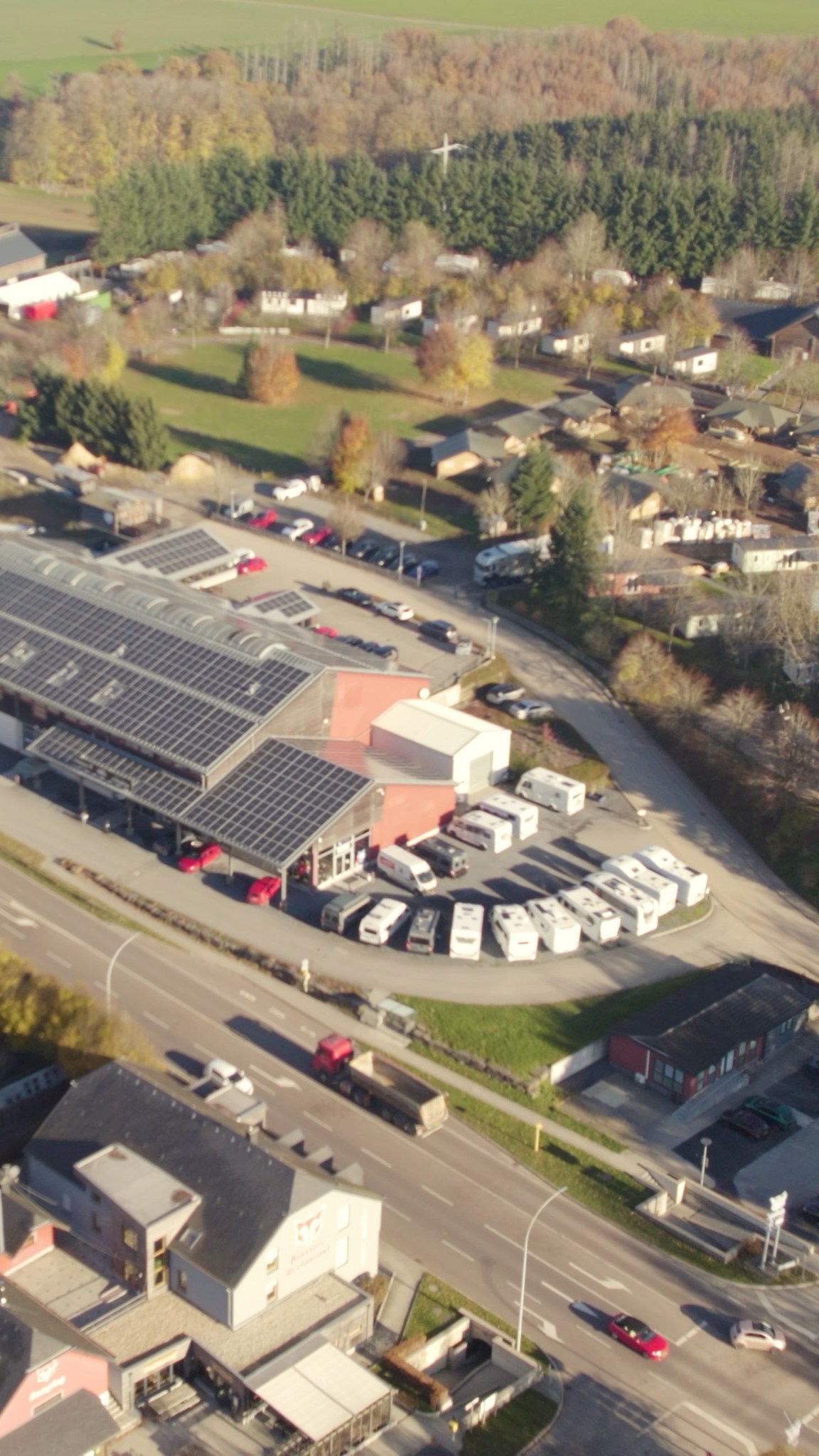 Loscht op eng nei Aventure? 🚌 Mat engem Camper vum Fiisschen kënnt dir och am Hierscht/Wanter op d'Rees goen! 🗓️🍂❄️
Kuckt op www.fiisschen.lu a fannt de perfekte Camper!