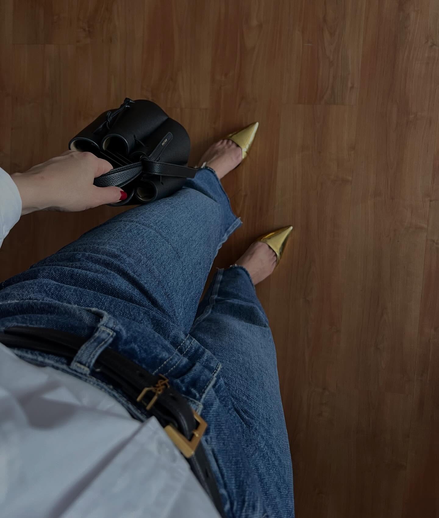 Quando você se vestir vá pra frente do espelho e responda com sinceridade se você está satisfeita com o resultado da sua escolha.
Se a resposta for não. Pare e pense o que exatamente você não gostou. Se a resposta for sim. Também pare e pense no que você gostou. Isso faz você ter clareza e atenção ao que você está fazendo.
E aí…você se veste como gostaria?
…
✨✨✨