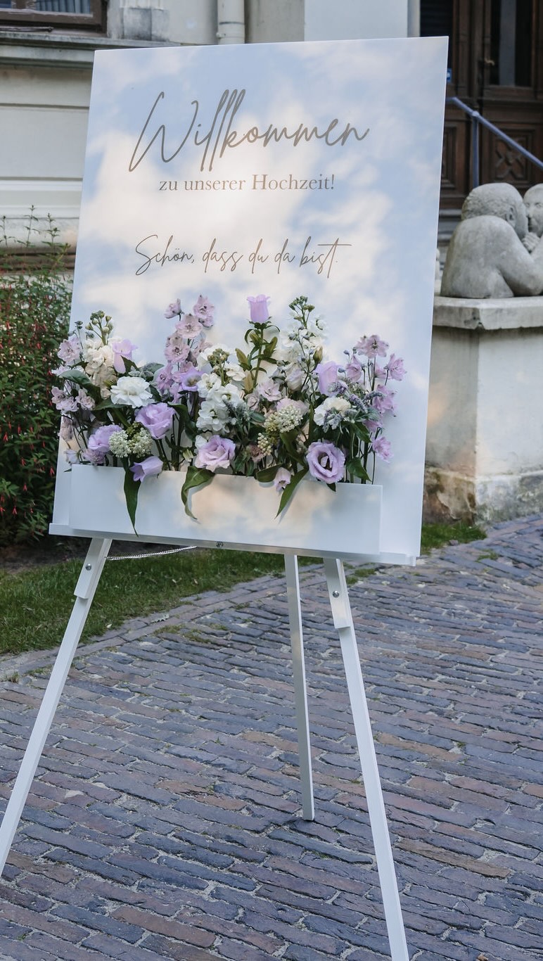 Ihr bucht den Fullservice bei mir und wisst gar nicht was das alles bedeutet.
Ihr bekommt das volle Programm. Meine Empathie und mein offenes Ohr. Es ist mir so wichtig für euch da zu sein und euch das Gefühl zu geben, dass ihr euch immer bei mir melden könnt.
Ich lieb den Austausch mit euch und euch nur die Deko zu stellen, wäre einfach nicht meine Art. Das reicht mir nicht. Ich möchte, dass ihr euch in dieser monatelangen Planung zurücklehnen könnt und diese Zeit auch genießen könnt. Ihr sollt das Gefühl haben, dass ihr euch bei der Deko um gar nichts kümmern müsst, um das ihr euch nicht kümmern möchtet. Und ihr sollt euch dabei sicher fühlen.
Dafür geb ich immer mein Bestes und das lieb ich so an dieser Arbeit. Wenn die Hochzeit in greifbare Nähe rückt und ich merke ihr freut euch, seid entspannt und habt keine Sorgen über irgendwelche Zeitpläne, Abholungen oder logistische Herausforderungen.
Denn dafür bin ich ja da 🤍
Titelbild: @eileencamin.fotografie
#weddingstyling #weddingflowers #luxurywedding #luxuryweddings #luxuryweddingflowers #modernwedding #classicwedding #hochzeitsblumen #hochzeitsdeko #dekoverleih #weddingdesign #tischdekohochzeit #tischdeko #hochzeitsdekoration #weddingdecor #dekomieten #blumendeko #destinationwedding #brautstrauß #brautstrauss #hochzeitsfloristik #hochzeitsinspiration #hochzeitsideen #hochzeitsinspo #hochzeit2025 #weddinginspiration #weddingideas #glamorouswedding