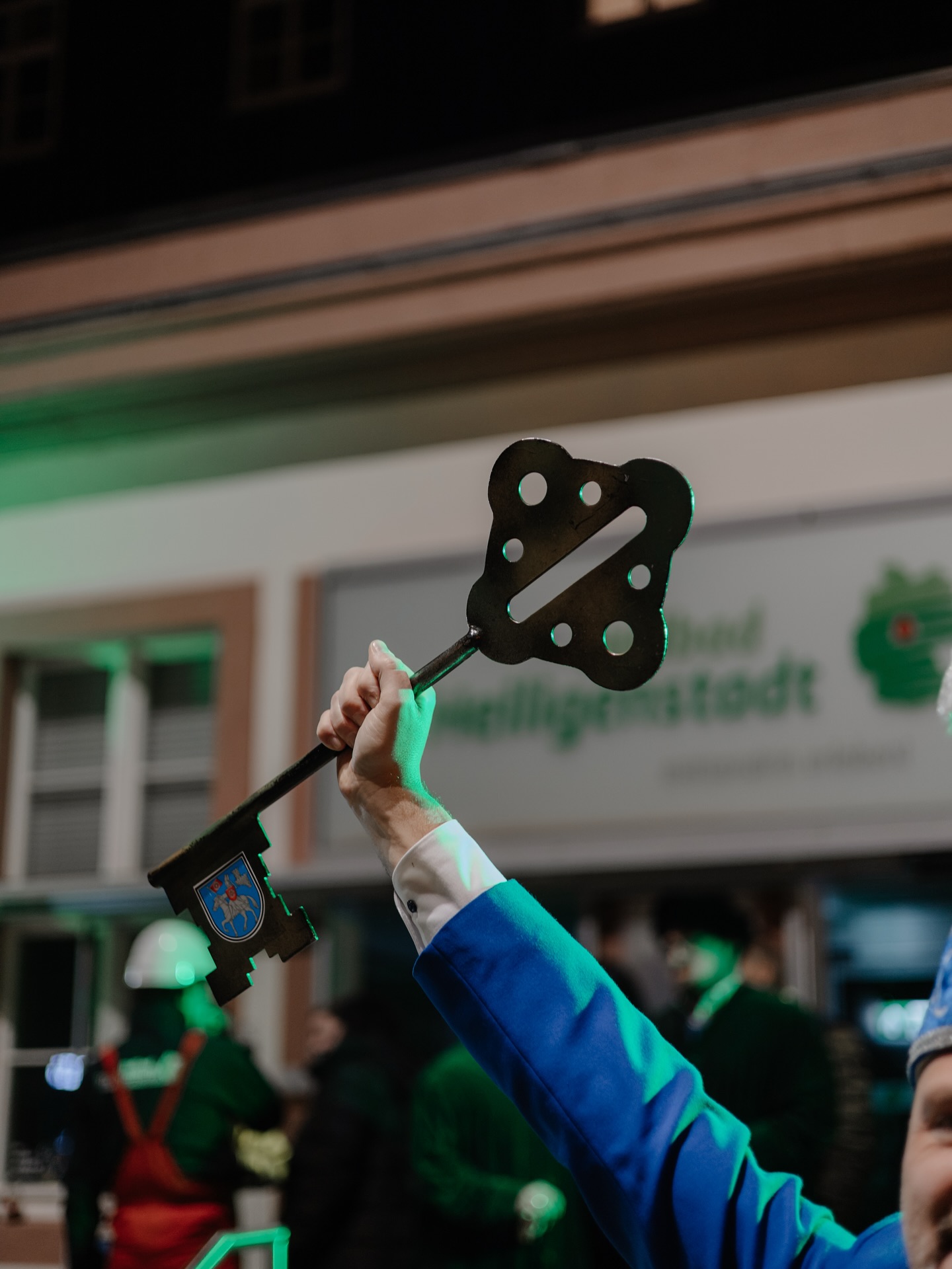 🎉 Heilbad Heiligenstadt – Wir sind zurück! 🎉
Am 11.11. haben wir traditionsgemäß das Rathaus erfolgreich erstürmt und den Rathausschlüssel erobert – damit liegt die Regentschaft über unsere schöne Stadt nun fest in närrischer Hand! 🤡🔑
Passend zu unserem diesjährigen Thema wurde das Programm auf dem Marktplatz von jeder Menge „närrischem Baustellentreiben“ umrahmt. 🚧🎭
Unter dem Motto:
„Morgens müde, abends blau – hier hat gebaut der HCV!“
starten wir voller Energie und Vorfreude in eine neue Saison, die ganz im Zeichen der Bauhelme und Warnwesten steht!
Mit großer Freude durften wir außerdem unser neues Prinzenpaar Peter I. und Liane I. sowie unser Kinderprinzenpaar Emilio I. und Emily I. vorstellen. 👑✨
Natürlich wurde auch die Kussfreiheit offiziell eröffnet – denn ohne sie startet keine richtige Saison! 😘💋
Wir freuen uns riesig auf eine bunte, fröhliche und ausgelassene Karnevalssaison mit euch allen!
Hig Hig Helau! 🎭🤍💙
#HigHigHelau #Karneval #Fasching #Rathauserstürmung #Prinzenpaar #Kinderprinzenpaar #kussfreiheit