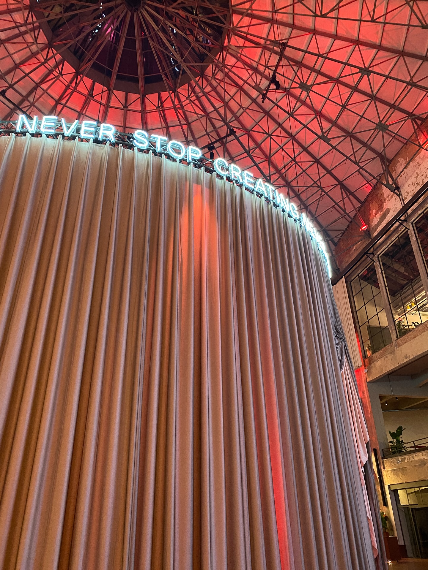 « Never stop creating »
Jâai croisĂ© ces mots hier lors de la visite dâun garage totalement revisitĂ© en espace de rencontres : bar, resto, confĂ©rences, théùtre⊠à Gand.
Ces mots mâont touchĂ©e et jâai eu envie de les partager avec celles et ceux qui ont besoin de les entendre aujourdâhui.
Et toi, nâhĂ©site pas Ă faire de mĂȘme â€ïž
La créativité grandit quand on la partage