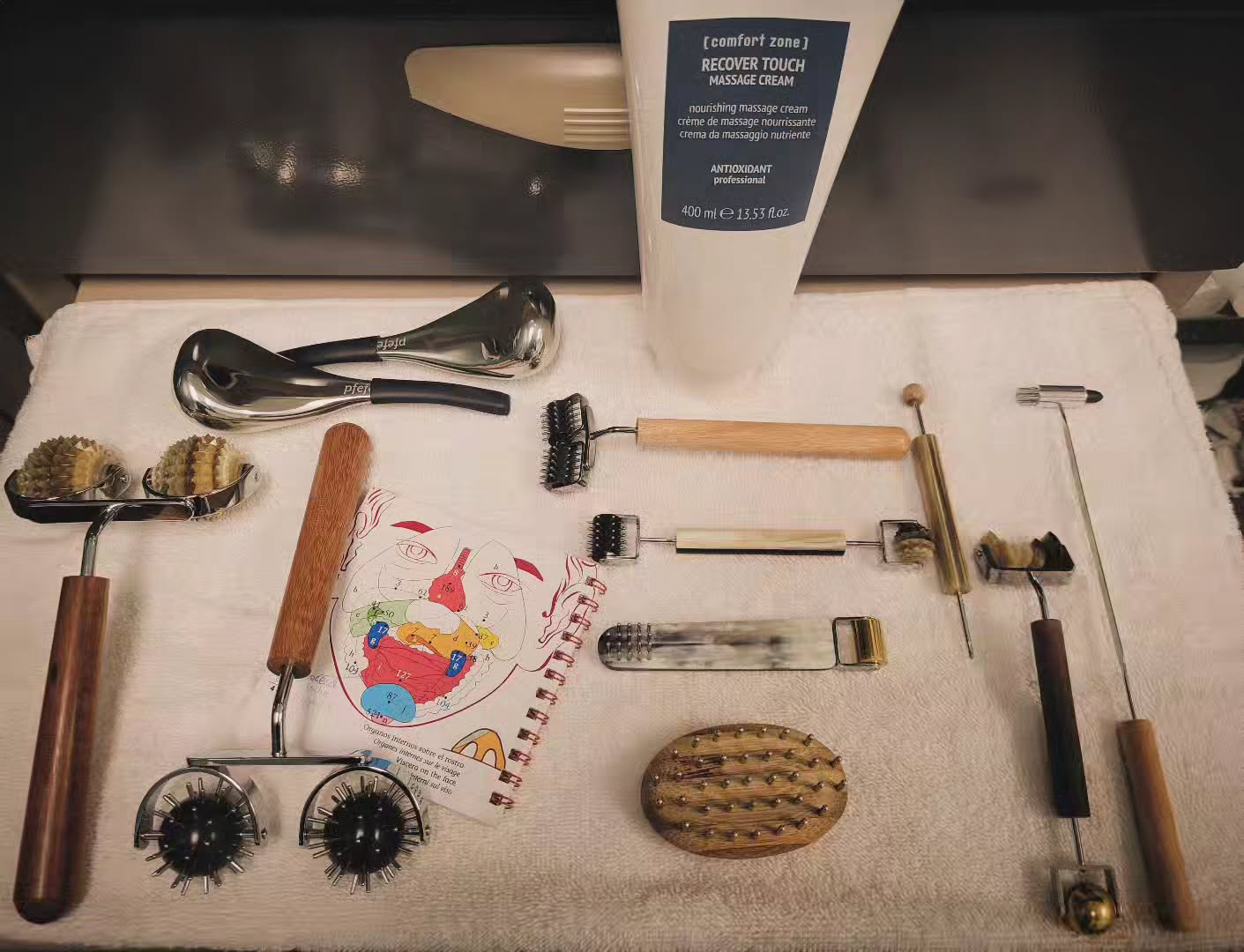 Dien Chan Multireflexology tools work by restoring balance—literally—through the yin and yang principles.☯️
Each tool has a specific texture, temperature, and pressure profile designed to wake up or calm down different reflex zones on the face.
Yin tools help soothe inflammation, quiet the nervous system, soften tension patterns, and support fluid movement. They’re ideal for calming overactive areas, reducing puffiness, easing stress, and promoting a deep sense of inner stillness.
Yang tools (more stimulating, warming, and textured) activate circulation, encourage lymphatic detox, boost energy flow, and help “wake up” areas that have become stagnant or sluggish. These tools are fantastic for lifting, toning, re-energizing muscles, and increasing vibrancy in the skin.
Together, yin and yang tools create a dynamic balancing act—helping the body regulate itself, release trapped tension, and support the natural healing response.
The technique feels both therapeutic and rejuvenating, reconnecting facial reflex zones with the rest of the body to encourage harmony from within.
A gentle invitation to pause, breathe, and return to balance 🙏
#reflexology #yinyang #dienchan #yycspa #yycholistic #yycwellness #yycreflexology #yyc #seton #auburnbay #mahogony #selfcare