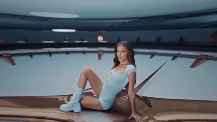 Anna Zak in full power mode
@annazak12
Anna’s and the dancers’ custom looks by @liorschwartzman
Styled by @mazalhason