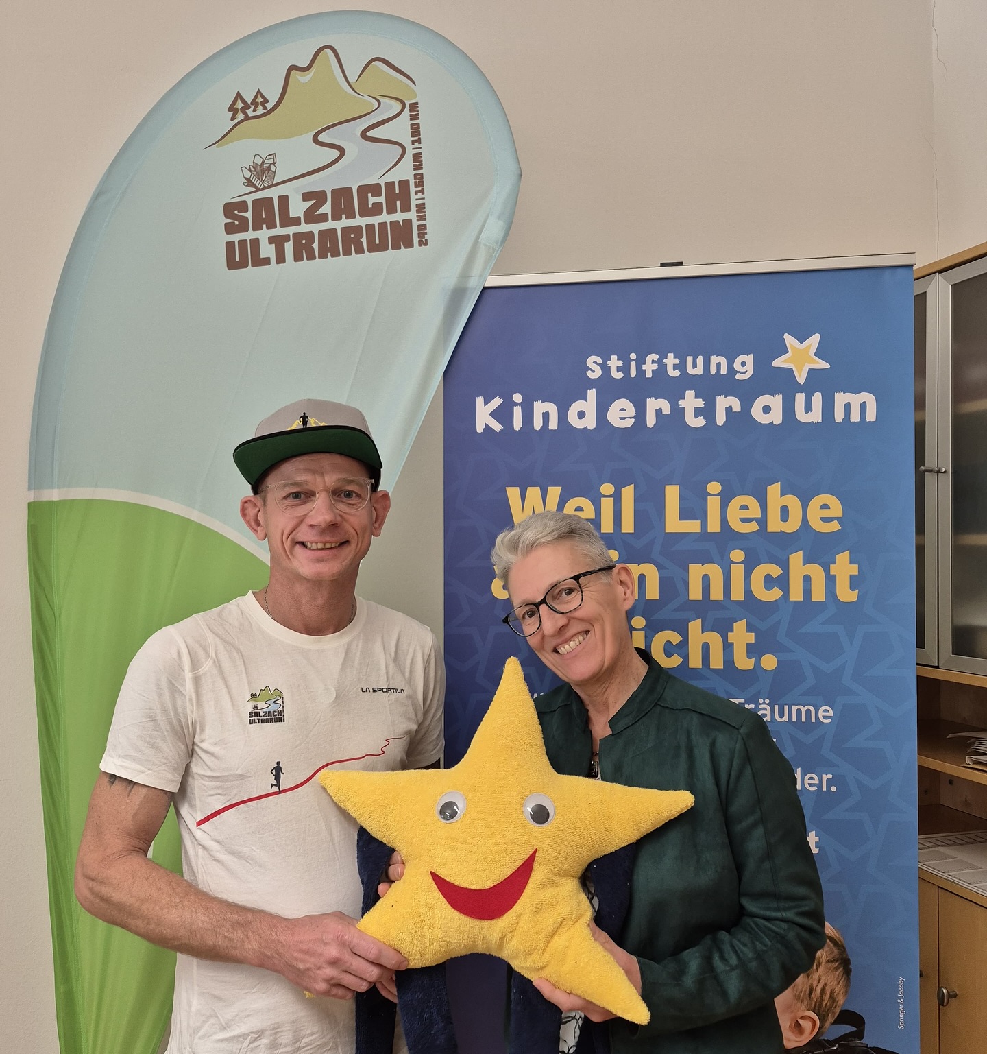 Der Salzach Ultra Run ist mehr als ein Lauf – er ist eine Möglichkeit, gemeinsam etwas Gutes zu tun.
@christianneyka war persönlich vor Ort beim Stiftung Kindertraum 🫶🏼
Alles Geld, das nach Deckung der Kosten beim SUR2026 übrig bleibt, spenden wir an Stiftung Kindertraum e.V. 🙌
Der Verein erfüllt seit 1998 Herzenswünsche von Kindern und Jugendlichen, die aufgrund gesundheitlicher oder sozialer Herausforderungen Unterstützung brauchen.
Über 4.000 erfüllte Träume in 27 Jahren sprechen für sich.
Die Stiftung Kindertraum hilft u. a. mit:
• therapeutischen Geräten wie Rollstühlen oder Spezialbetten
• tiergestützter Therapie und Assistenzhunden
• individuellen Hilfsmitteln, Sport- & Freizeitangeboten
• Reisen & besonderen Erlebnissen, die sonst nicht möglich wären
Alles finanziert durch Spenden – jeder Cent kommt direkt den Kindern zugute.
Danke, dass ihr diesen Weg mit uns geht. 🧡🏃♀️🏃🏻♂️✨
Zur Anmeldung für den SUR2026 kommt Ihr über den Link in der Bio 🚨 ✌🏼😊
#salzachultrarun #richimountainrunners #run #laufenfürdengutenzweck #stiftungkindertraum #runner #ultrarunners #ultrarun #motivation #laufen #laufenistleben #laufenmachtspass #runners