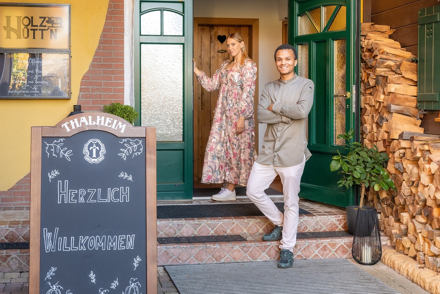 🤎 Willkommen in der Holzhütt’n!
Vor rund eineinhalb Jahren durften wir die Holzhütt’n übernehmen – ein Schritt, der für uns beide ein echtes Herzensprojekt geworden ist. Seitdem fließt jeden Tag viel Leidenschaft, Hingabe und Liebe zum Detail in alles, was wir tun.
Unser Wunsch ist es, euch echte Qualität, herzlichen Service und ein warmes, gemütliches Wirtshaus-Gefühl zu schenken – einen Ort, an dem man gerne einkehrt und sich sofort wohlfühlt.
Wir freuen uns darauf, euch bei uns begrüßen zu dürfen! 🤎✨
⸻
🎄 Die Weihnachtszeit rückt näher!
Perfekt, um das Jahr in gemütlicher Runde ausklingen zu lassen.
Ob Familie, Freunde oder Firmenfeier – wir gestalten eure Weihnachtsfeier ganz nach euren Wünschen und sorgen dafür, dass euer Event unvergesslich wird. ✨
Wir freuen uns auf eure Anfrage!
📞 03452 84412
📧 wirtshaus@holzhuettn.at
🌐 holzhuettn.at
#holzhütte #leibnitz #leibnitzaktuell #neuesausderregion #südsteiermark #suedsteiermark #visitsuedsteiermark #visitsüdsteiermark #gasthaus #restaurant #wirtshaus #seggauberg #südsteiermark #seggauberg #leibnitz #weingartenliebe #regionalgenießen #wirtshauszeit #genussplatz
#FeineKüche #SaisonGenuss #Herbstküche #RegionalGenießen #GourmetMoment #GenussPur