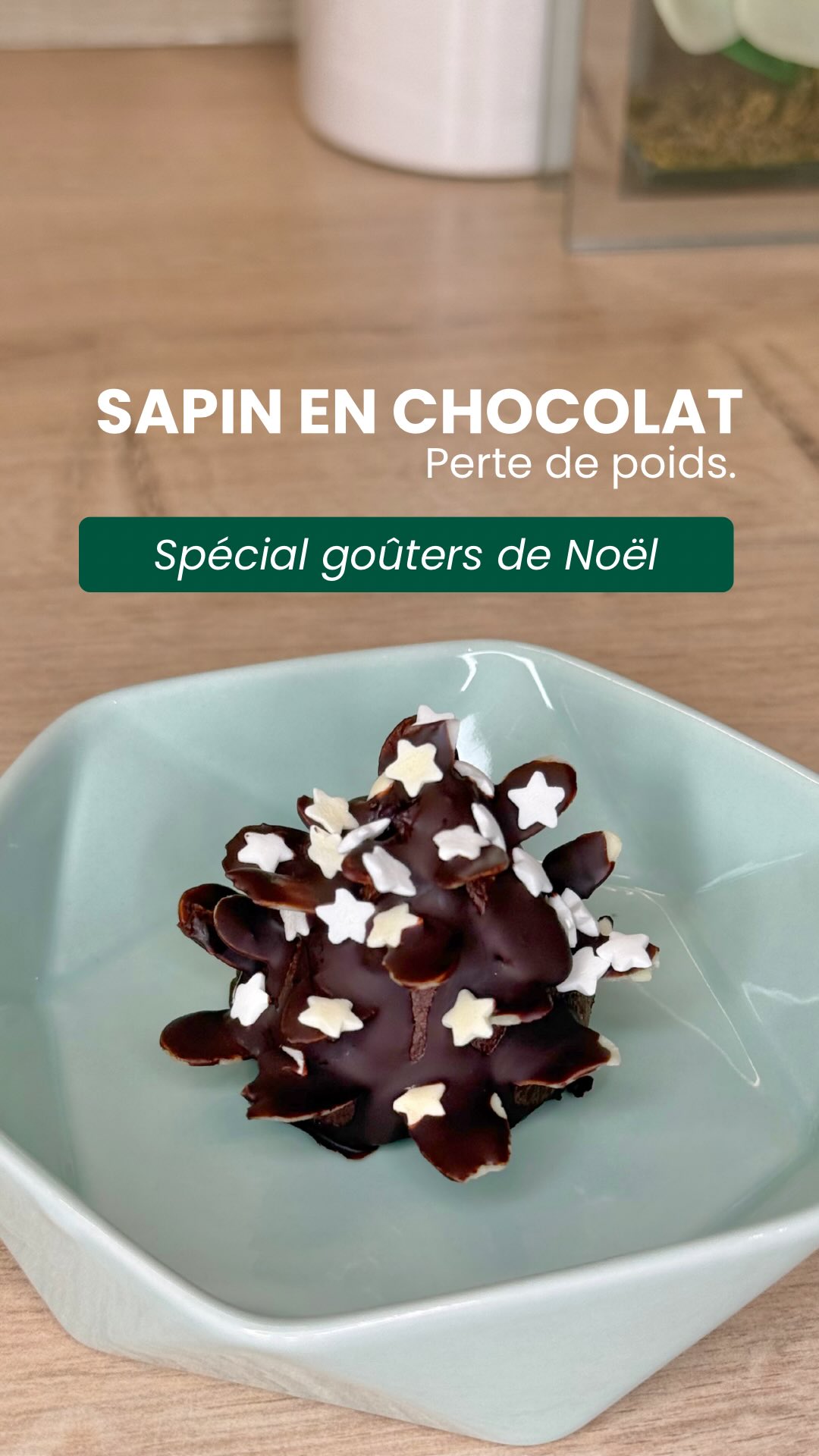 La magie de Noël… version goûter chrono 🎄
Une recette rapide, ludique, délicieuse — et totalement compatible avec vos objectifs.
✨ La recette :
90 g de chocolat noir (70% minimum)
90 g de compote
→ 30 minutes au congélateur
Former ensuite de petits triangles pour créer vos sapins.
Ajoutez :
• des amandes effilées pour les branches
• un nappage de chocolat fondu
• et vos décorations de Noël préférées 🎄✨
Un passage au frais (1 heure minimum)… et c’est prêt.
C’est la recette parfaite pour se faire plaisir en décembre, sans excès et sans culpabilité.
Un goûter joli, réconfortant, festif — tout ce qu’on aime 🎁
#christmastree #sapindenoel #noël #chocolat #healthy #recette #goûter #chronobiologie #mieuxmanger