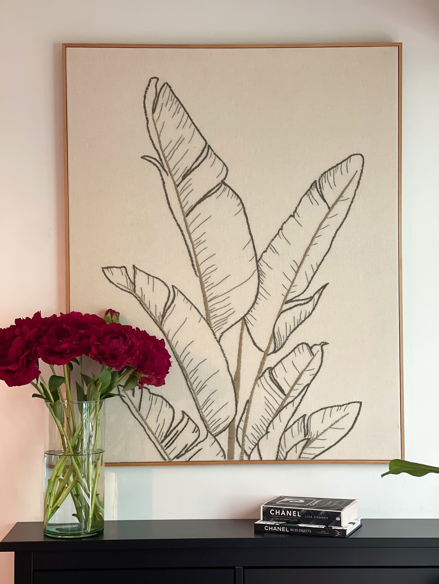 Incorporar flores y plantas en la decoración de nuestra casa, nos conecta con la naturaleza, aportando una sensación de frescura, calidez y armonía.
Las hojas nos dan calma y nos invitan a un momento de pausa.
Escríbenos y te ayudamos a transformar un espacio neutro en un espacio acogedor!