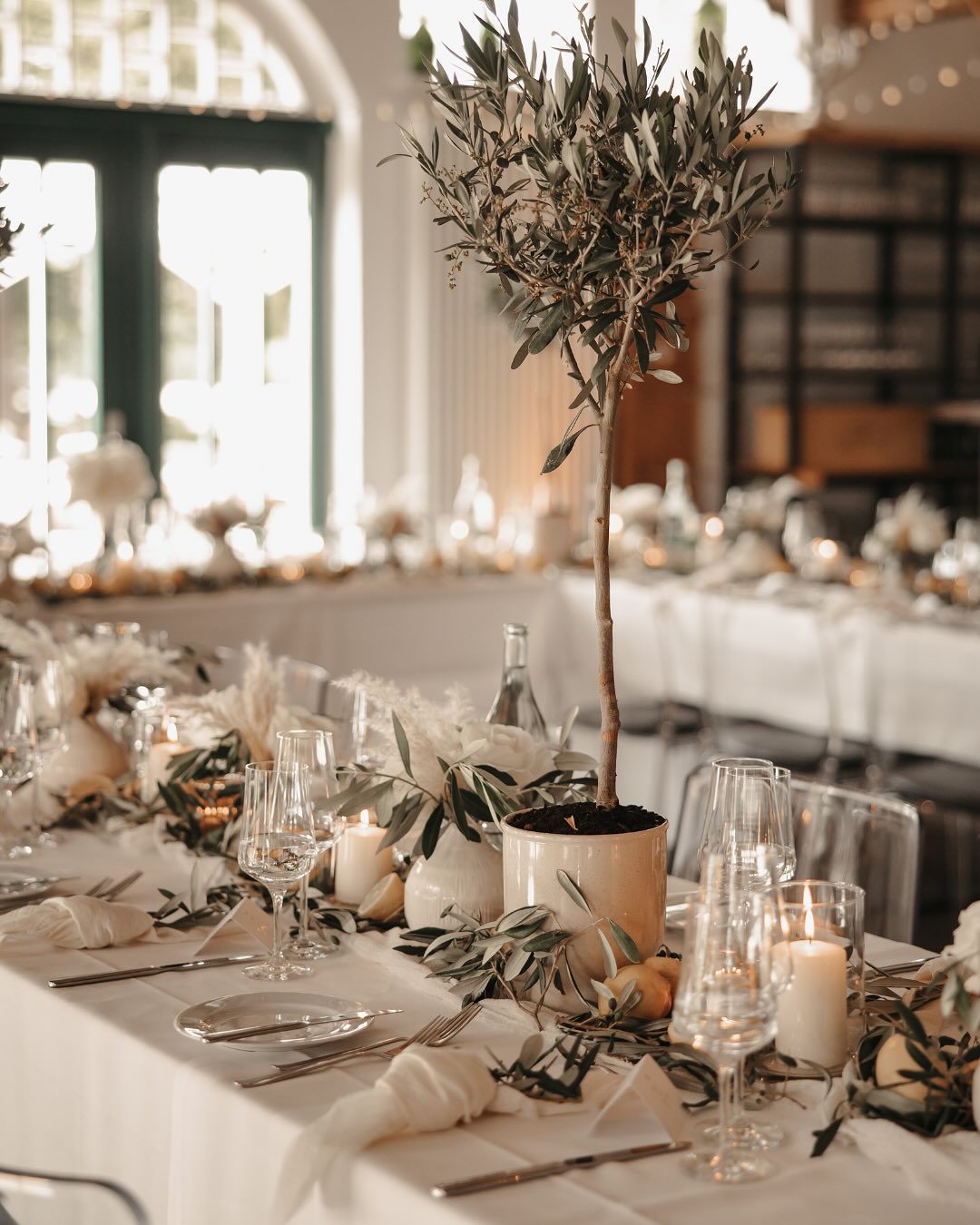 Was ist eigentlich das besondere an diesem Konzept?
Wir sehen das Gesamtbild, finden es stimmig und schön - aber was genau macht das eigentlich aus? Es ist zum einen das satte und warme Grün der Olivenzweige. Eukalyptus beispielsweise hat einen viel kühleren Unterton und würde daher dieses Bild stören.
Dieses Grün kombiniert mit vielen zarten Natürtönen macht die Optik so harmonisch.
Der Materialmix aus hochwertigen Keramikvasen und feinem Glas wertet dieses Konzept auf, ohne zu schwer zu wirken. Die weißen Rosen bringen Eleganz mit ins Design, während die Tischläufer in Natur das Gesamtbild abrunden. Dadurch fügt sich dieses Konzept auch so schön in den @nordenholzerhof ein. Weil es Wärme und Eleganz miteinander verbindet. Ein ganz besonderes Detail sind für mich noch die frisch aufgeschnitten Zitronen. Sie versprühen einen ganz dezenten Duft, der eure Gäste gedanklich direkt in die Toskana bringt.
Das ist, was ich an meiner Arbeit so liebe. Euch und eure Location kennenlernen und verstehen, um dann ein stimmiges Gesamtkonzept zu kreieren.
Fotos: @traumfabrikfotografie
Anzug: @bespoke_oldenburg
Ringe: @traumringe_oldenburg
#weddingstyling #weddingflowers #luxurywedding #luxuryweddings #luxuryweddingflowers #modernwedding #classicwedding #hochzeitsblumen #hochzeitsdeko #dekoverleih #weddingdesign #tischdekohochzeit #tischdeko #hochzeitsdekoration #weddingdecor #dekomieten #blumendeko #destinationwedding #brautstrauß #brautstrauss #hochzeitsfloristik #hochzeitsinspiration #hochzeitsideen #hochzeitsinspo #hochzeit2025 #weddinginspiration #weddingideas #glamorouswedding