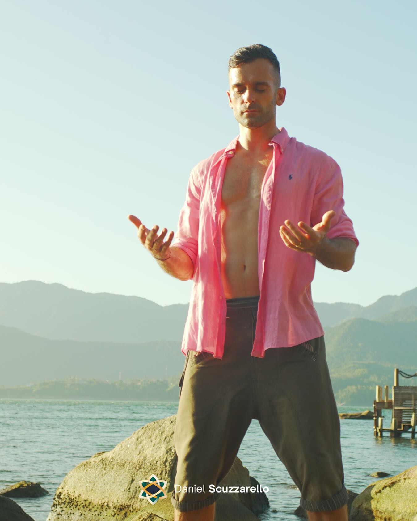 25.000
esta é a quantidade de respirações que um adulto faz ao longo de um dia.
Quando aprendi utilizar respiração para mudar meu estado interno, para encontrar um estado de presença, para aumentar minha resistência ao estresse, entendi também que o objetivo não era ter venticincomil respirações conscientes ao longo do dia, as vezes basta algumas dezenas.
Uso a medicina do ar para tudo, para acelerar, para desacelerar, para transmitir minha voz (já tentou falar no vaco? eu também não, mas os fisicos dizem que as ondas não se propagam sem meio, este meio, em nosso caso, é o ar), é o meio que me traz os cheiros da terra quando chove, uso respiração no tantra, nas minhas meditações, para acessar meu subconsciente…
E eu que achava que era da turma do fogo…
#mindset #lider #lideranca #pessoas #gestao #liderancaconsciente #mentoria #breathwork #gratidao #quantumflow