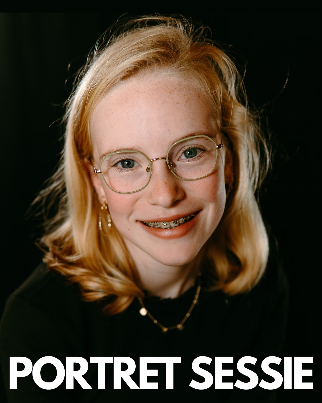 ✨ 𝐓𝐢𝐣𝐝𝐥𝐨𝐳𝐞 𝐩𝐨𝐫𝐭𝐫𝐞𝐭𝐭𝐞𝐧 𝐯𝐚𝐧 𝐣𝐞 𝐤𝐢𝐧𝐝(𝐞𝐫𝐞𝐧) – 𝐧ú 𝐦𝐞𝐭 𝐢𝐧𝐭𝐫𝐨𝐝𝐮𝐜𝐭𝐢𝐞𝐭𝐚𝐫𝐢𝐞𝐟 ✨
Tot en met 𝟑𝟏 𝐝𝐞𝐜𝐞𝐦𝐛𝐞𝐫 boek je een 𝐩𝐨𝐫𝐭𝐫𝐞𝐭𝐬𝐞𝐬𝐬𝐢𝐞 𝐯𝐨𝐨𝐫 €𝟗𝟓,- (in plaats van €115,-).
Je ontvangt een 𝐞𝐱𝐭𝐫𝐚 𝐝𝐢𝐠𝐢𝐭𝐚𝐥𝐞 𝐟𝐨𝐭𝐨 én €𝟏𝟓,- 𝐩𝐫𝐢𝐧𝐭𝐭𝐞𝐠𝐨𝐞𝐝 om je favoriete portret tastbaar te maken.
Met mijn achtergrond in de kinderopvang weet ik precies hoe ik kinderen op hun gemak stel. Met geduld, humor en een vleugje speelsheid. Zo ontstaat een portret dat laat zien wie je kind écht is: puur, onbevangen en vol karakter.
Perfect als blijvende herinnering of als bijzonder cadeau voor (groot)ouders.
✨ 𝐎𝐨𝐤 𝐛𝐞𝐬𝐜𝐡𝐢𝐤𝐛𝐚𝐚𝐫 𝐚𝐥𝐬 𝐜𝐚𝐝𝐞𝐚𝐮𝐛𝐨𝐧 — een betekenisvol geschenk om te geven én te krijgen.
📸 Boek vóór 31 december om van het introductietarief te profiteren.
De sessie mag plaatsvinden 𝐢𝐧 𝟐𝟎𝟐𝟓 𝐨𝐟 𝐢𝐧 𝐡𝐞𝐭 𝐞𝐞𝐫𝐬𝐭𝐞 𝐤𝐰𝐚𝐫𝐭𝐚𝐚𝐥 𝐯𝐚𝐧 𝟐𝟎𝟐𝟔.
Vanaf 𝟏 𝐣𝐚𝐧𝐮𝐚𝐫𝐢 geldt het normale tarief van €115,-.
💌 Stuur me een bericht om je plek te reserveren. De laatste weken van het jaar vullen snel!