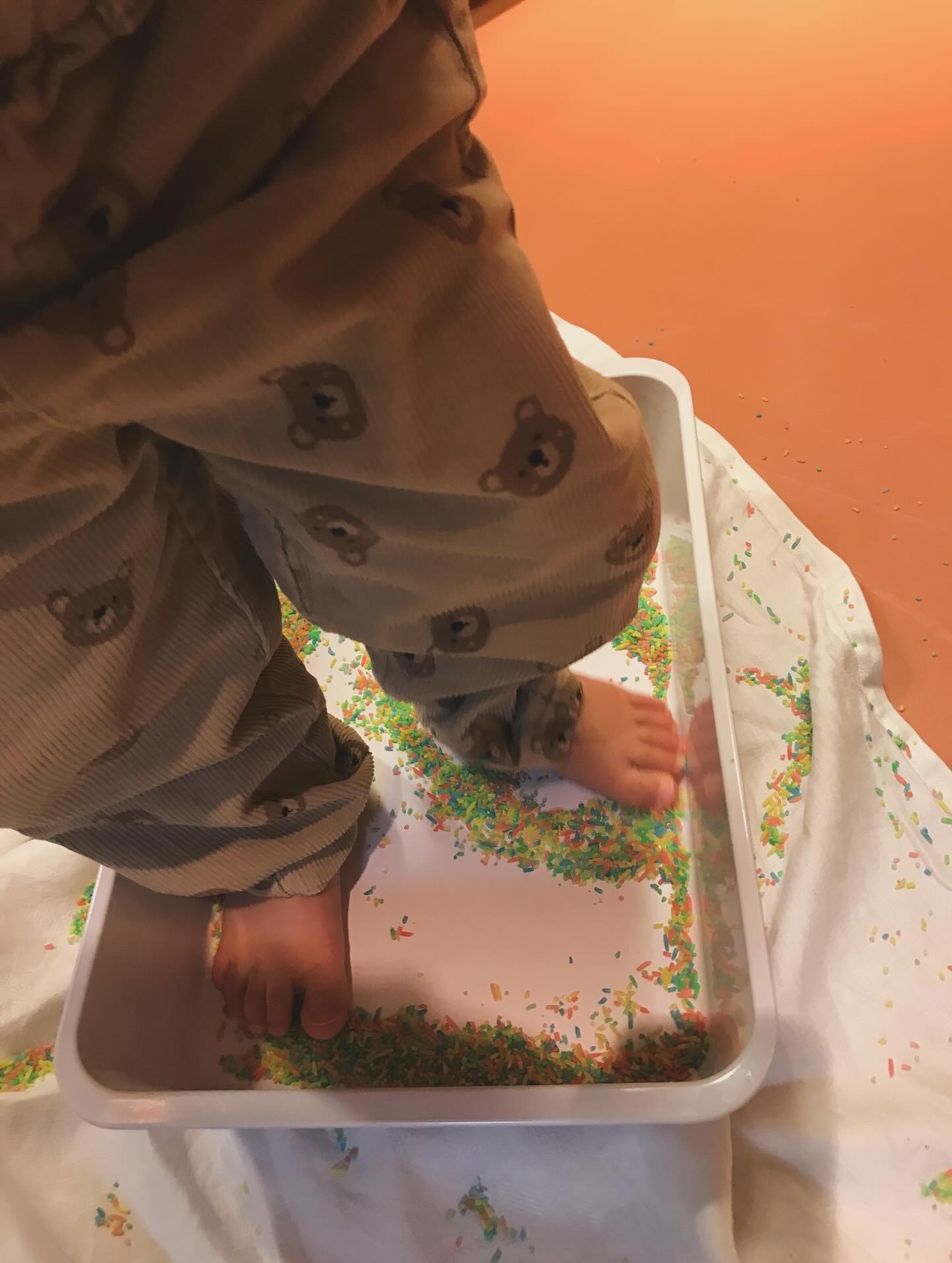 Al nido si scoprono nuove sensazioni… anche con i piedi!👣 #azionispontanee #meraviglia #giocoescopro
#nidodinfanzia #asilonidomilano