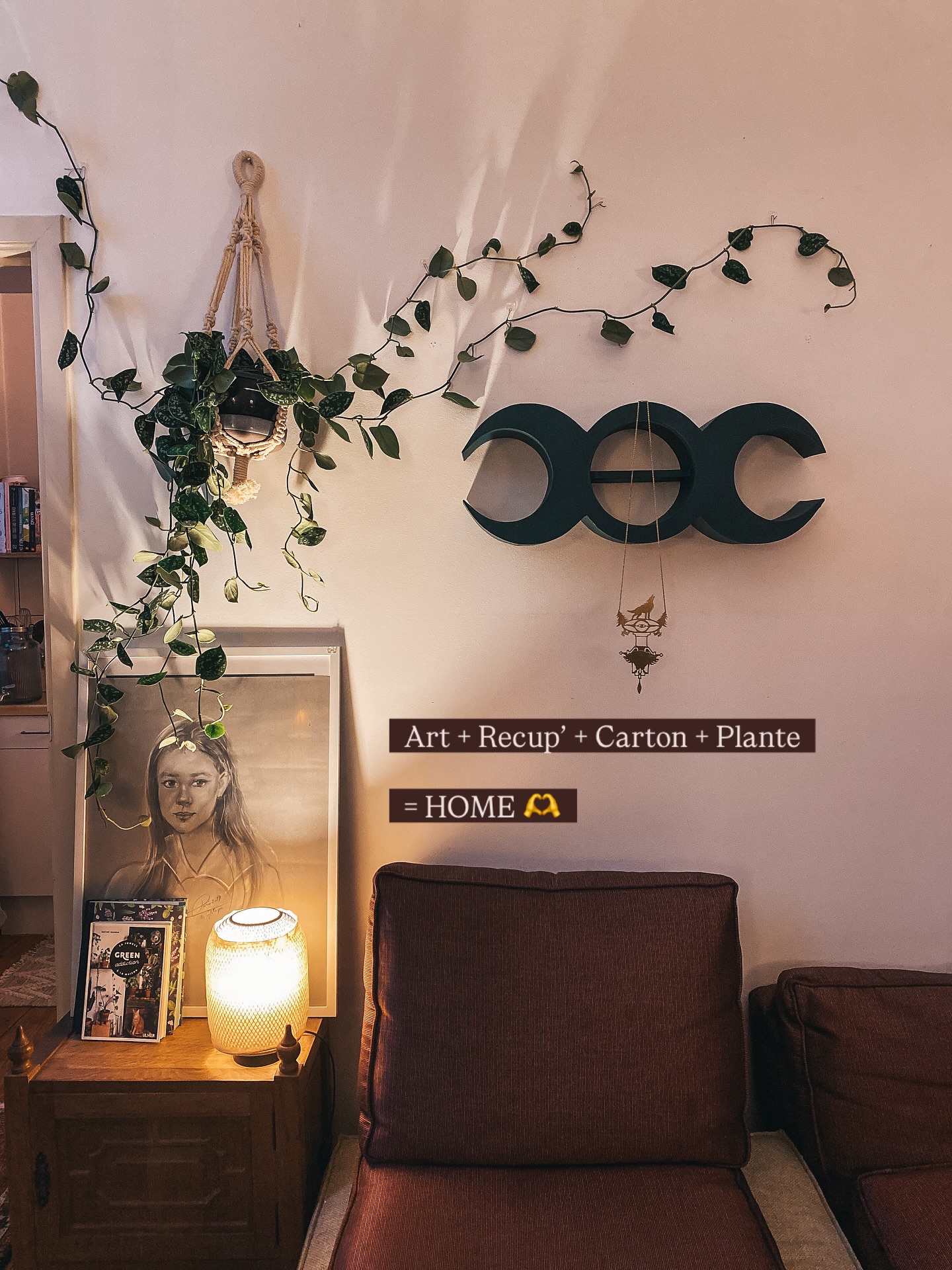 Ce soir, ces simples coins déco me font sourire ce dimanche 🥰🍁
🪑 Un mix de meubles recup’
🌙 d’étagères réalisées complètement en carton (les tutos sont sur ma chaîne YouTube)
🎨 D’art
🪴 Et de plantes évidement!
Qu’est-ce que tu penses de cette petite ambiance ?
😘
#decoboho #decorecup #meubleencarton #cardboardcreations #diydecoration #plantaddicts #herboriste #decobudget #slowlife #artiststudiolife