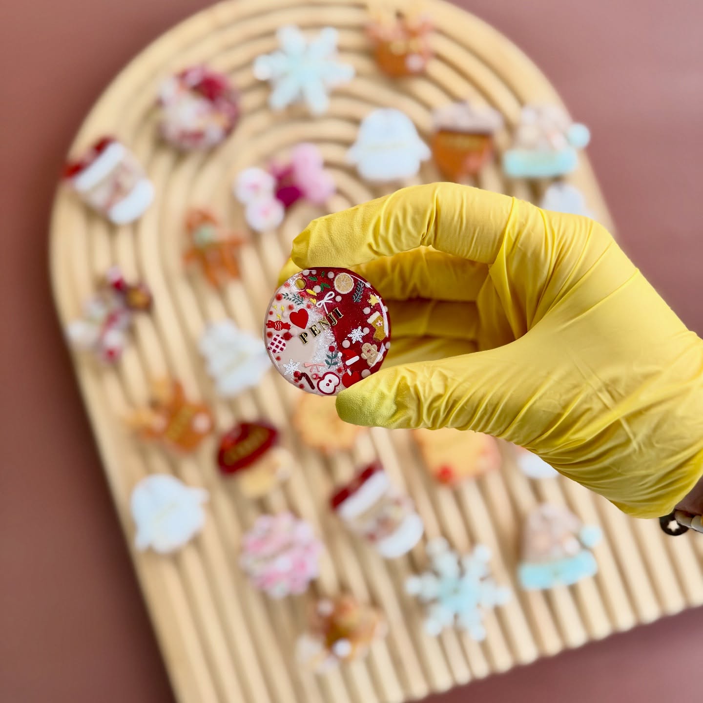 La prochaine session pour une livraison avant Noël arrivera fin novembre, je vous annonce bientôt la date et l’horaire exacte, restez connectés 🫶🏻✨🥹
#medaillechien #medailleanimaux #animaux #chien #medailleresine #resinuv #resinartists