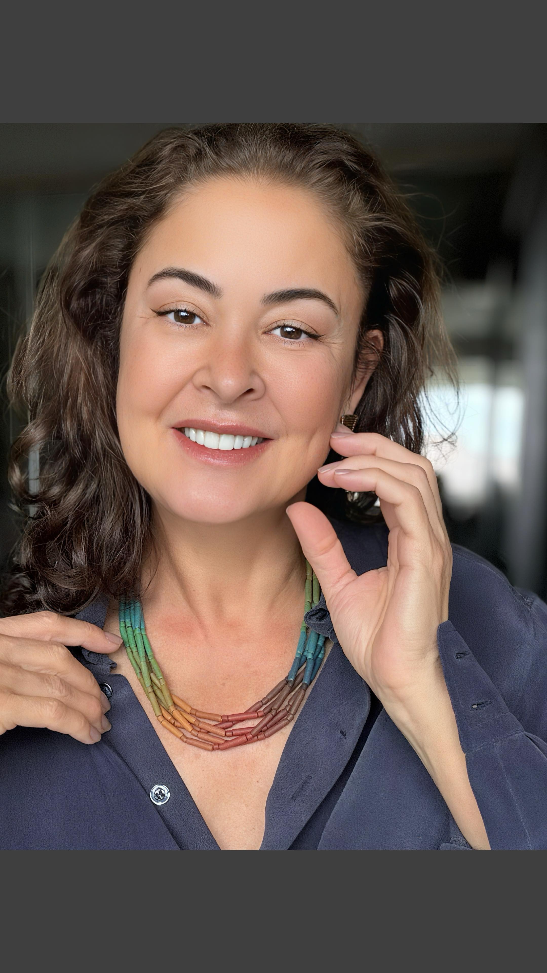 Feito à mão com argila natural, o colar três voltas em cerâmica fosca apresenta delicado degradê, onde tons terrosos, azuis e verdes se fundem lembrando o horizonte, o mar e a mata.
Elegância e leveza com a força dos elementos naturais.
Para adquirir essa peça, acesse o nosso site e aproveite o FRETE GRÁTIS para compra de quaisquer produtos pronta entrega.
#luxosustentavel
#elegancianatural
#biojoiasexclusivas