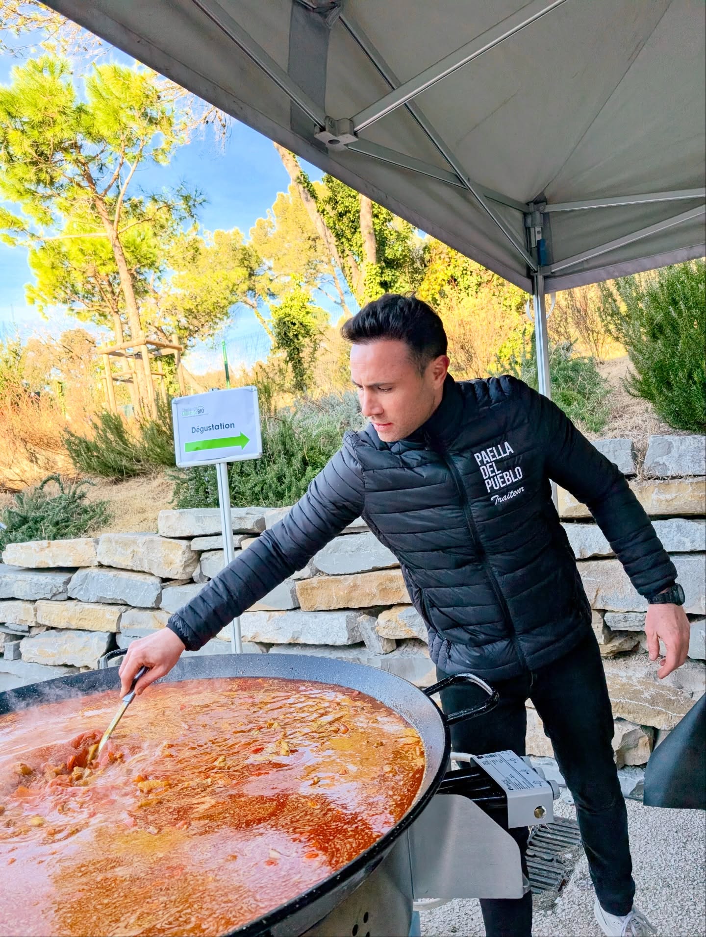 ❄️🔥 L’hiver arrive…
Même par temps froid, nous continuons de cuisiner dehors, bien équipés sous le barnum !
Qu’il fasse 30°C ou 3°C, notre engagement reste le même : proposer une paella généreuse et conviviale pour tous les événements.
Événements privés, pros, petits ou grands :
on s’adapte à toutes les saisons et on cuisine partout.
🔥 Les réservations d’hiver sont ouvertes.
#paella #paellalovers #hiver #froid #christmasdinner #spain #spanishfood #spanishdishes #traiteur #traiteurevenementiel #catering #fideua