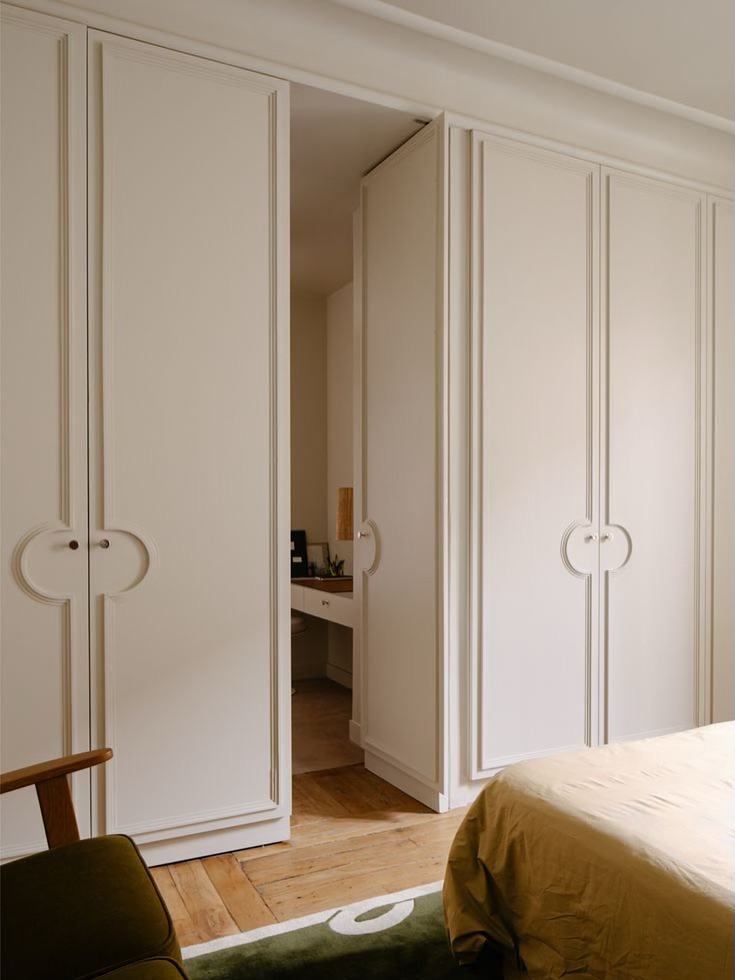 Inspiration passages secrets
Quand le mystère s’invite dans nos intérieurs.
Une porte dissimulée derrière une bibliothèque, un mur qui s’ouvre comme par enchantement, une pièce que l’on ne soupçonne pas….
Ces passages secrets racontent autre chose que la simple fonctionnalité.
Ils créent un geste, une surprise, une respiration.
Ils invitent à imaginer une histoire derrière chaque paroi.
Pour ceux qui y vivent, ces recoins deviennent refuge.
Pour les autres, ils intriguent et éveillent la curiosité.
Ils sont comme un clin d’œil que l’on destine à ceux qui savent regarder.
Ce sont ces détails-là qui font d’une maison un lieu singulier … et un peu magique.
Sources : Pinterest
#architecture #decoration #passagesecret #mystère