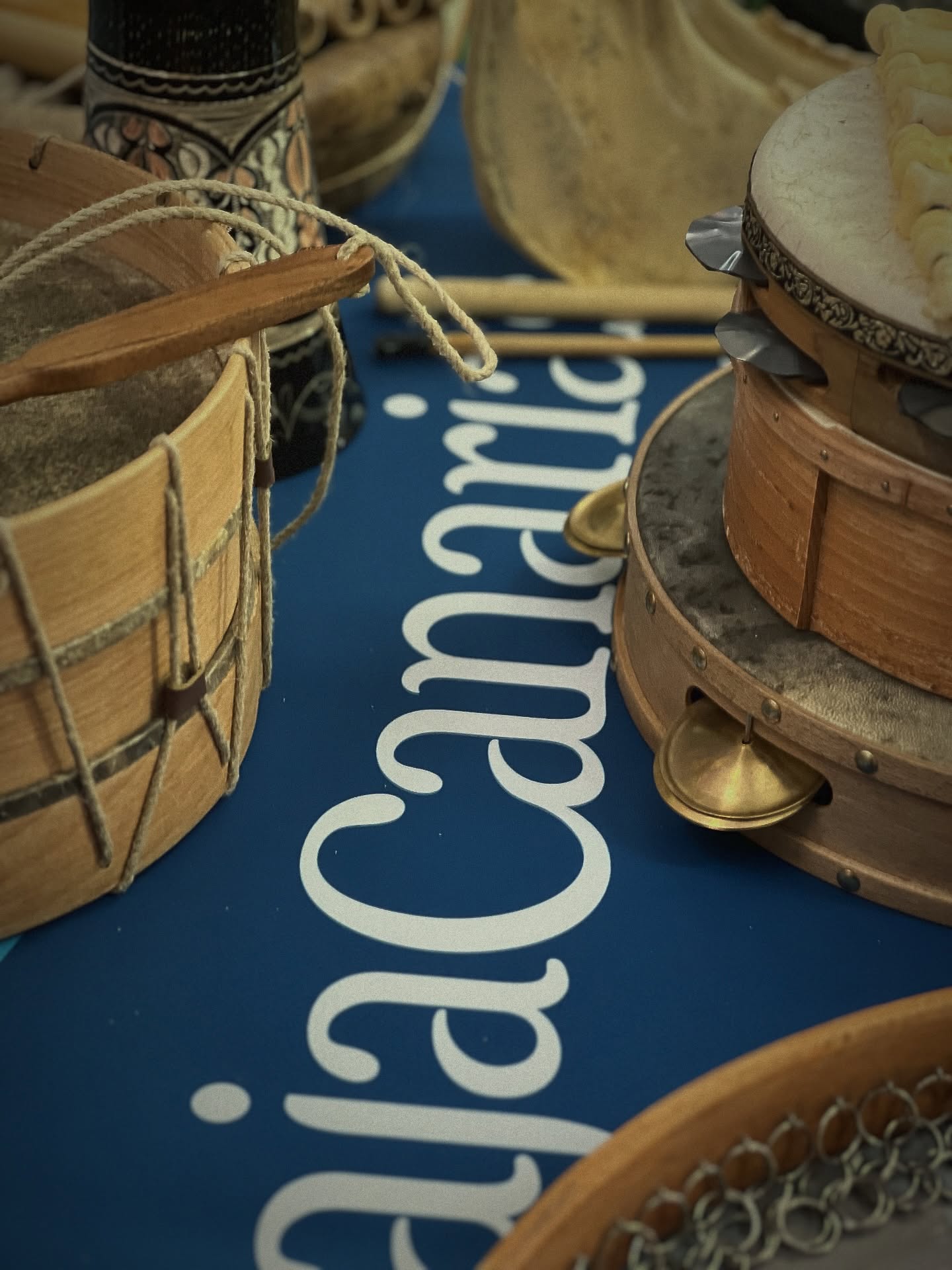 «EL LATIR DE LOS PUEBLOS»
Cerramos esta programación educativa con el corazón calentito 😍
Queremos dar las gracias a la @fundacioncajacanarias 💙 por la gran labor educativa que realiza, y que llega directamente a las aulas, ofreciendo al alumnado la oportunidad de acceder a nuestra cultura, aprender sus raíces y sentirse parte de ella de manera activa y divertida 👦👧🧒
Gracias por dar sentido a nuestro patrimonio cultural ❤️
Gracias a todos los centros y al profesorado por su implicación y buen hacer, que contribuyen cada día a enriquecer el acervo cultural de nuestros niños y niñas.
Esta semana hemos visitado:
CEIP MENCEY BENCOMO
CEIP FRANCISCO AFONSO CARRILLO
CEIP FROILÁN HDEZ GLEZ
CEIP IGUESTE
CEIP VILLA DE ARICO
¡Gracias! ❤️
#DIAdePateimonio #Percusión #Educación #FundaciónCajaCanarias #CulturaViva
@______jonatan______
@ichingcharli84
@laboratorio_escenico
@companiapieles
#percusioncanaria #percusion #tradicion #tradiciones #cultura #musica #instagram #tambor #chacara #lapas #cañarajada #panderocuadradodepeñaparda #pandero #pandereta #tambordesabinosa