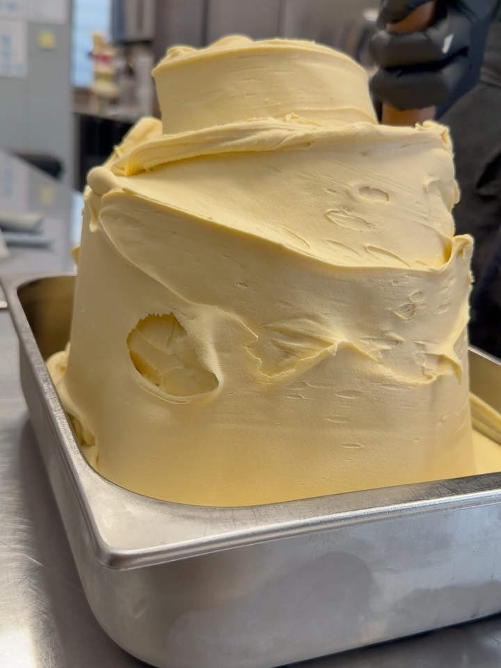 Sarà il periodo o l’aria natalizia che si avvicina ma per noi lo Zabaione é una cosa seria. 🤤
Un gusto cremoso e irresistibile insieme al tocco del Marsala che ci riscalda in queste giornate sempre più fredde.🥶❤️
Un gusto speciale e che ci ricorda che il periodo più magico dell’anno sta per iniziare..👀❄️✨
#gelateriabaires #gelato #torinofood #zabaione