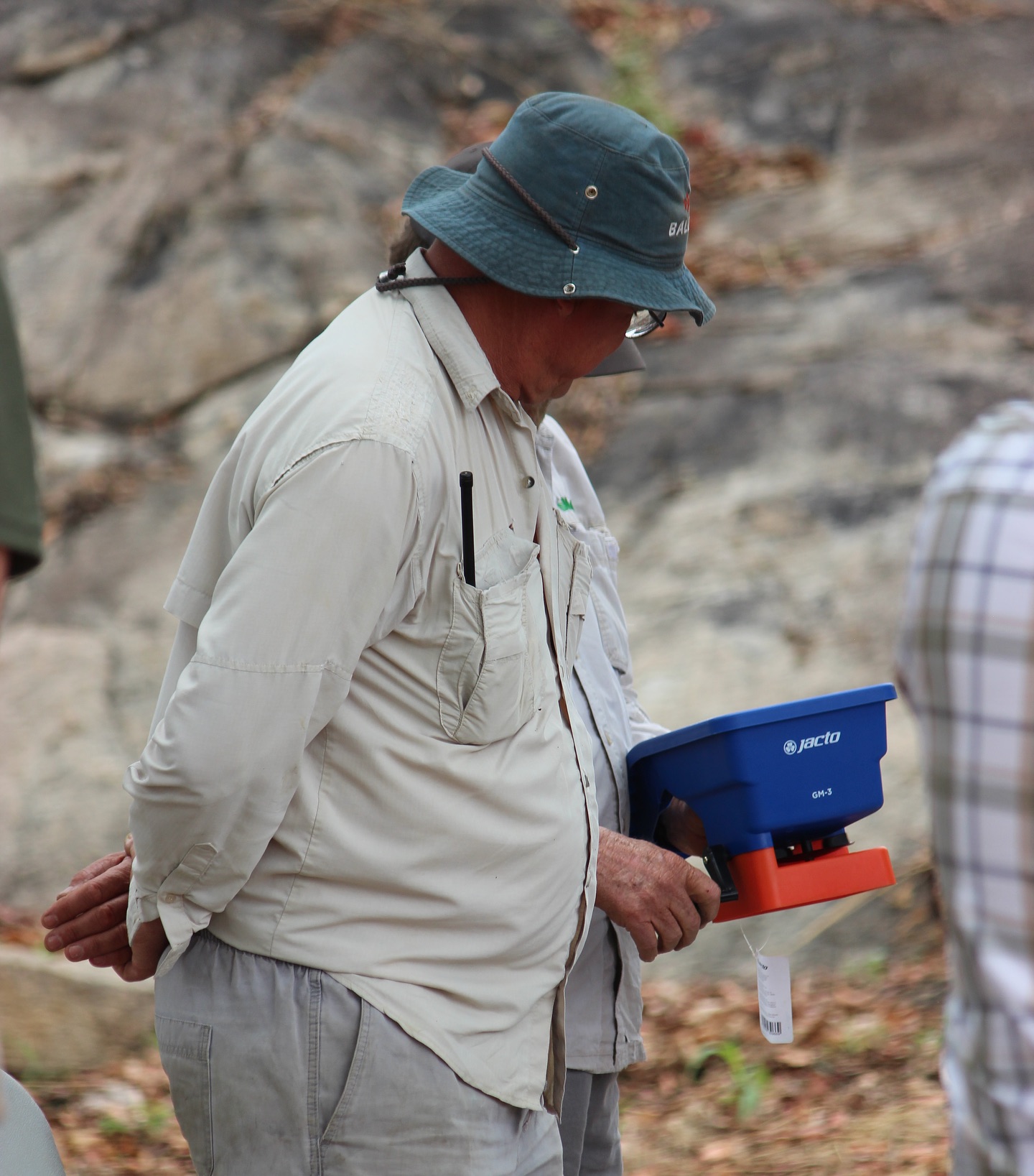 Spread smarter with the Jacto GM-3 handheld fertiliser spreader from Lozino! Featuring a 3L capacity, adjustable rate control with 5 opening levels, and ergonomic design for long hours—expect uniform coverage and effortless operation every time. Perfect for granular fertilisers and daily use in Zimbabwean fields. #Lozino #JactoGM3 #FarmEfficiency