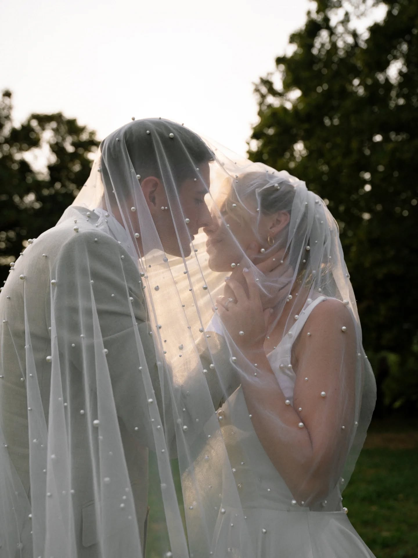 🪻 I & M 🪻
12.07.2025
Ils souhaitaient un mariage élégant, sobre, moderne, avec une touche de Provence 🪻
Le résultat est un décor intemporel qui respire le Sud et l'amour...
Team:
@couventnotredamedespres
@lartculinaire.fr
@lesdelices2gladys
@mahina.moments
@marjorie.manfre
@melaine.bois.fleuri
@jolibazaar
@must_animation
@voiturespassion
@mylene_ruaux
@lazuli.concept.gourmand
@alma__real
@signaturemesure
@atelier.d_olivier
@desbougiesdansmabulle
#fleuriste #flowers #frenchweddings #flowerlovers #fleursmariage #fleuristeevenementiel #fleurs #mariage #mariageenprovence #weddingbouquet #weddingprovence #weddingsouthoffrance #wedding #weddingflowers