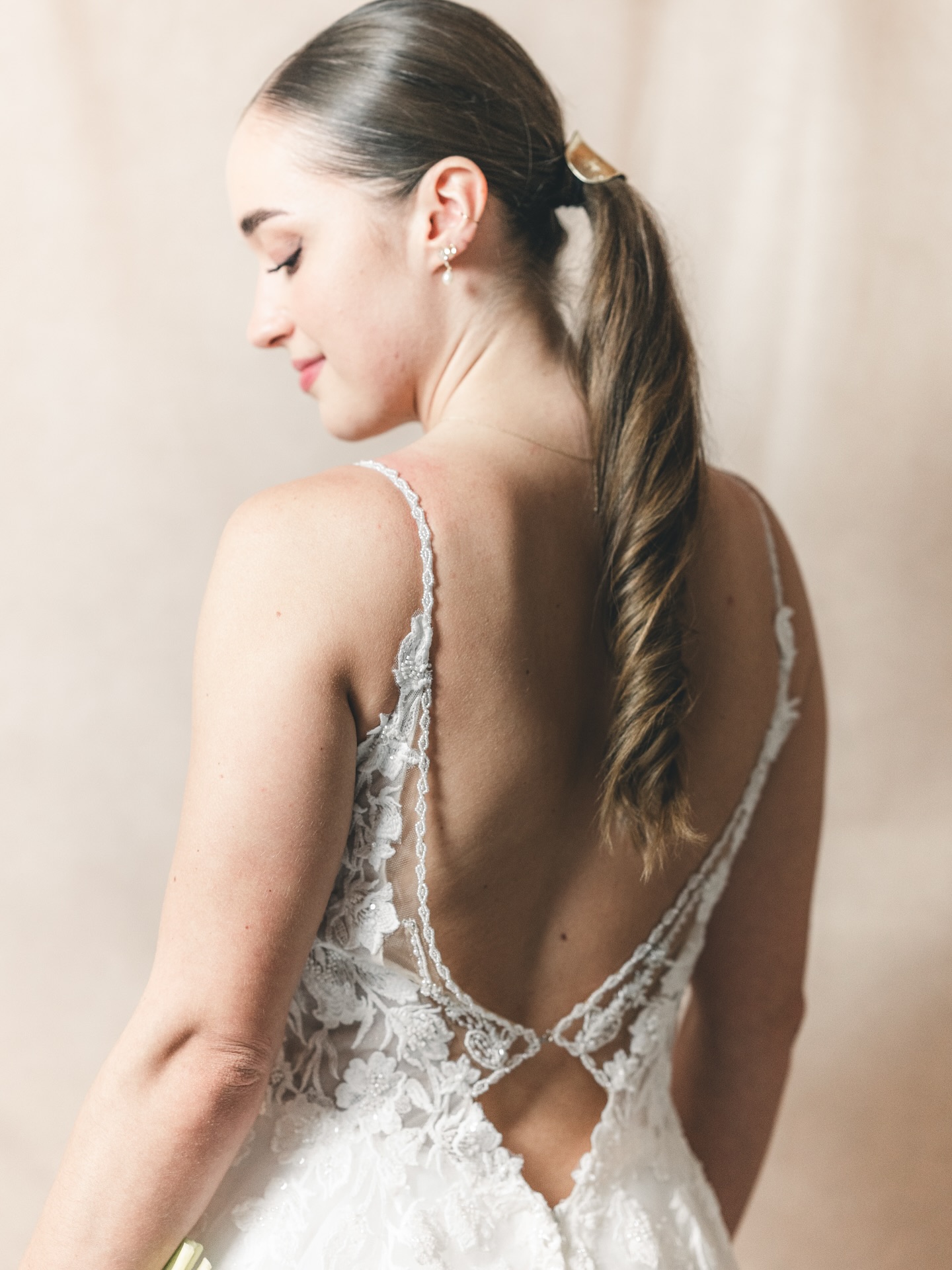 InWeiß. Wo die Liebe ihr Kleid findet.🤍
Unsere eigene Kollektion entsteht aus Liebe, Gefühl und einer Prise Zauber.
Jedes Kleid trägt eine eigene Seele und bringt die Persönlichkeit der Braut zum Leuchten.
Vom ersten Entwurf bis zum finalen Stich steckt Herz in jedem Moment.
📸 @lovelensweddings
#inweissbrautatelier #ourcollection #love #weddingdress #shooting #bridetobe #weddinginspiration #bridedress