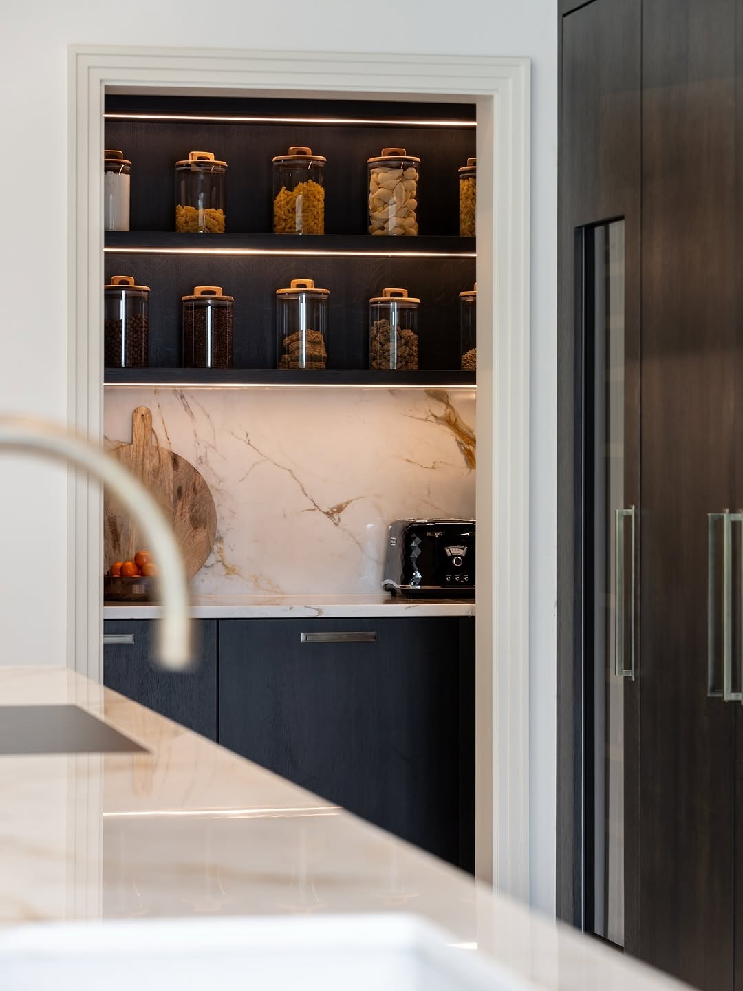 Just a glimpse, but enough to make you want to reorganise everything.
These jars looking right at home in @crouch_design gorgeous pantry 🤍