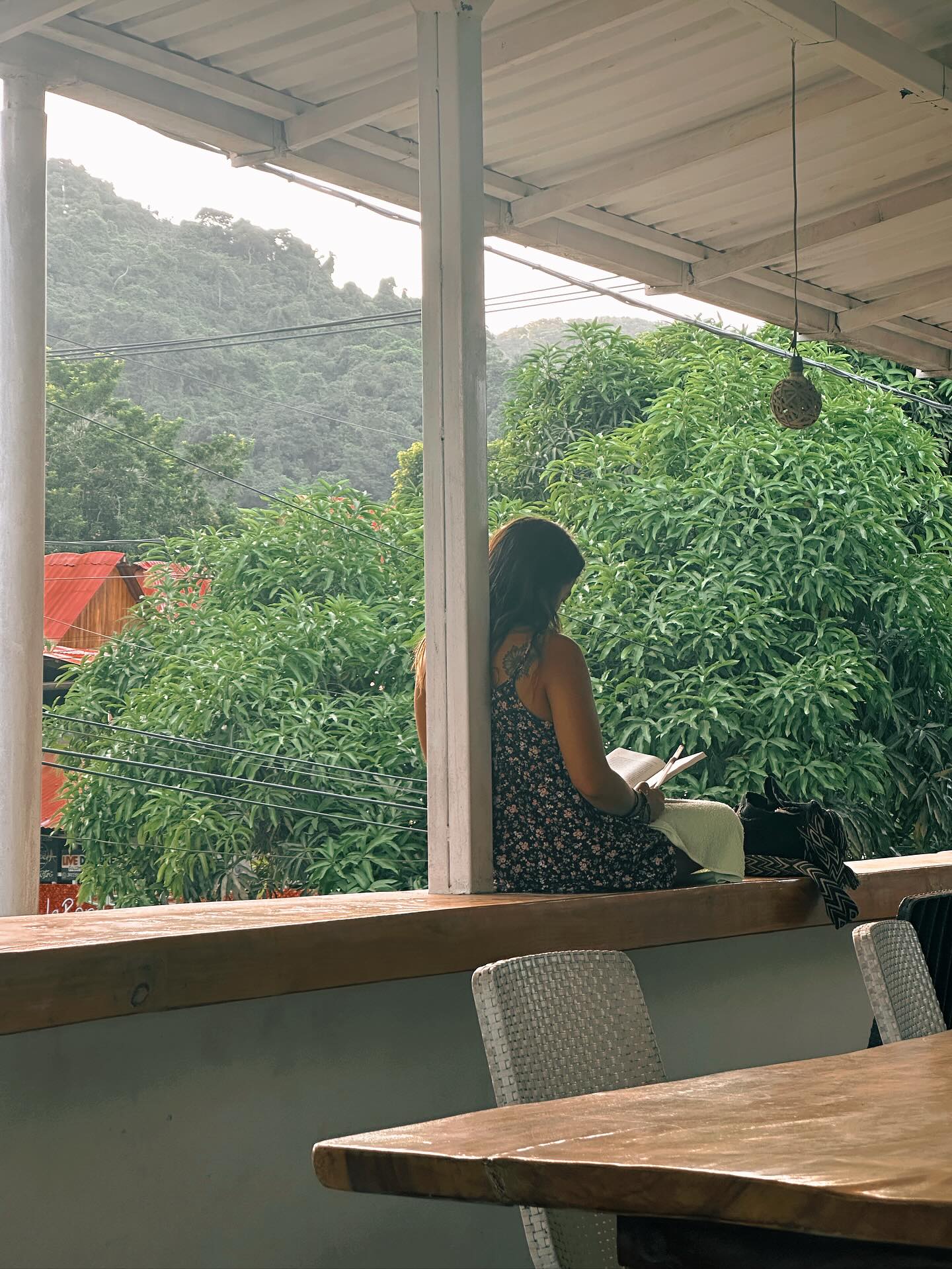 🌿✨Un momento de tranquilidad para mí: un libro, las montañas a mi alrededor y la suave luz de la mañana. A veces, la mejor forma de desconectar es simplemente estar presente. @casa_colibri_palomino
🌿✨Taking a quiet moment for myself — just a book, the mountains around, and the soft morning light.@Sometimes the best reset is simply being present. @casa_colibri_palomino
#metime #selfcaremoment #quietmorning #slowtravel #mountainviews #peacefulvibes #morningroutine #mindfulmoments #readingtime #natureescape #findyourcalm #slowliving #traveljournal #cozycorners #simplepleasures #casacolibripalomino #palominoguajira #momentoparamí #cuidarpresente #mañanastranquilas #viajarlento #vistasdemontaña #vibraspacíficas #rutinaam #momentosdemindfulness #tiempodeleer #escapadanatural #encuentratucalma #vidalenta #rinconesacogedores