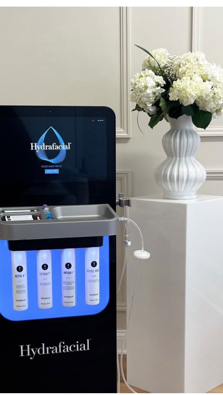 The facial that does it all is officially at Brow Bar!
Deep clean, sculpt, hydrate, brightenโฆ your most radiant skin EVER starts here ๐โจ๐
๐ธ The HydraFacial Syndeo Includes:
1. Lymphatic Drainage โ reduces puffiness + improves circulation
2. Cleansing โ removes makeup, oil + surface impurities
3. Exfoliation โ smooths texture + lifts dead skin
4. Gentle Acid Peel โ loosens congestion, brightens tone
5. Vortex Extractions โ painless blackhead + debris removal
6. Hydration Infusion โ antioxidants + peptides + deep moisture
7. LED Light Therapy โ acne, glow, anti-aging support
8. Targeted Boosters โ customized serums for your skin goals