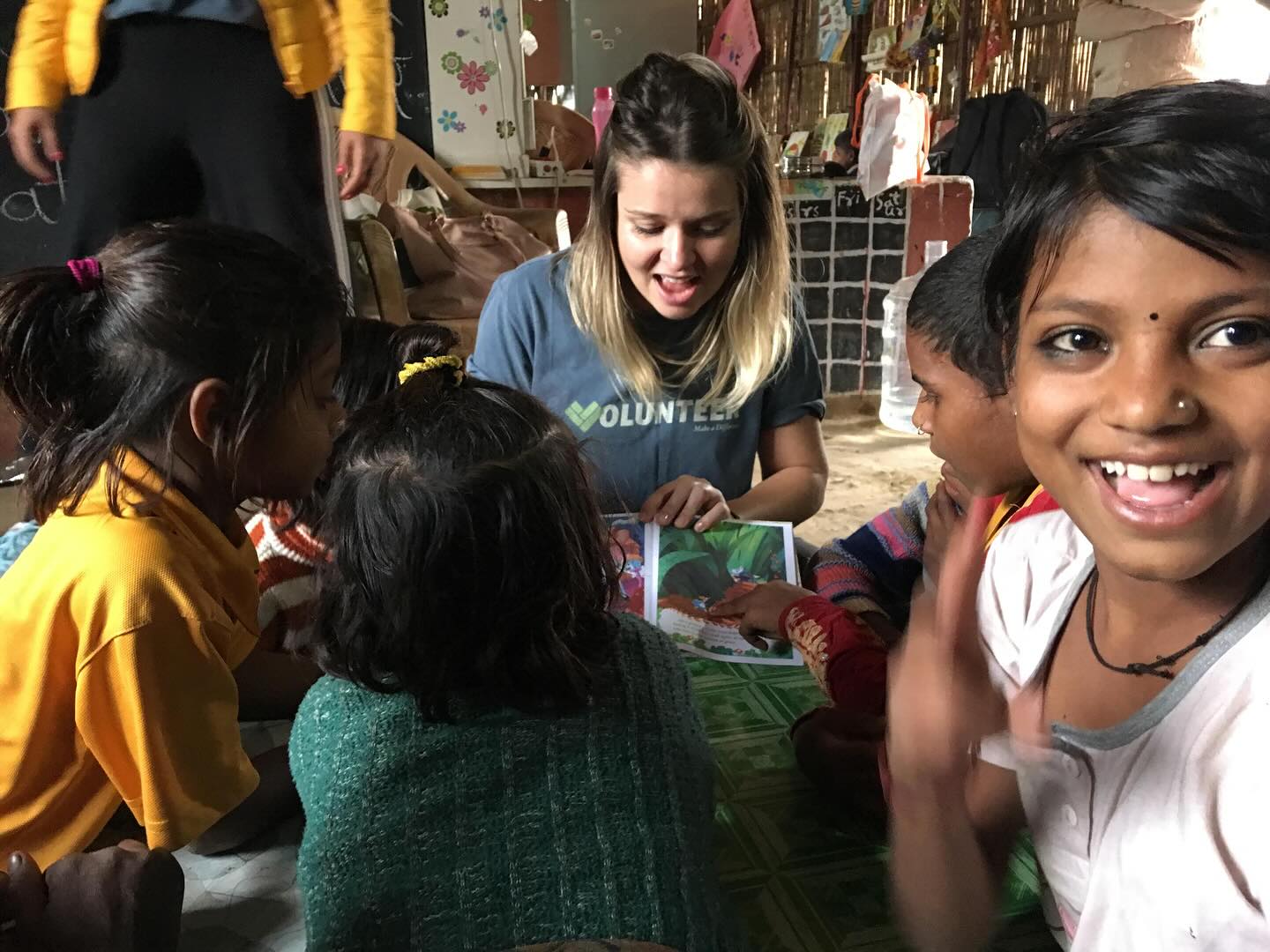 🌍 Empresas podem (e devem) ajudar o mundo!
Na Vv - Inteligência Humanitária, estamos sempre pesquisando os temas mais cruciais pro avanço social e humanitário no mundo! E nossas últimas análises revelam uma verdade inegável: a crescente importância das empresas como atores humanitários.
Não é mais questão de responsabilidade social, mas um imperativo estratégico para o século XXI.
🏭 Pra empresa, os benefícios são transformadores. A consciência social fortalece a reputação e a marca, atrai talentos que buscam propósito e eleva a lealdade do cliente, que cada vez mais prefere apoiar organizações alinhadas com seus valores. Além disso, a visão humanitária estimula a inovação na busca por soluções mais sustentáveis, abrindo novos mercados e aumentando a resiliência do negócio.
👥 Pra sociedade, o benefício é imensurável. As empresas têm recursos, escala e expertise que muitas vezes superam de governos e ONGs, permitindo intervenções rápidas e eficazes em crises entre outras várias ações.
Não é mais "achismo"! Vários estudos (que compartilhamos com nossa Comunidade Vv) mostram que quando uma empresa tem inteligência humanitária, ela se torna um motor de estabilidade social, ajudando a construir sociedades mais justas e um mundo melhor para todos. 🌎
📷: Vv mostrando em campo que indivíduos + iniciativa privada juntos podem fazer a diferença em diversos cenários!