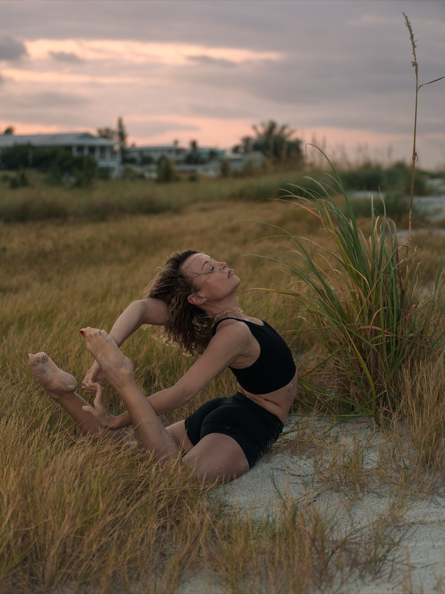 Somewhere between each movement, something in me settles. Moving is where I feel most at peace—where the noise fades, the timelines blur, and I’m simply here ❤️
#nocturnaloyoga
📸 @reneechoiphotography
#bowpose #bowposevariation #backbends #backbending #beforesunrise #beachyoga #sunriseyoga #movementartist #yogaphotograpy #hipeflexorstretch #shouldershapes #movementplay #movingintostillness