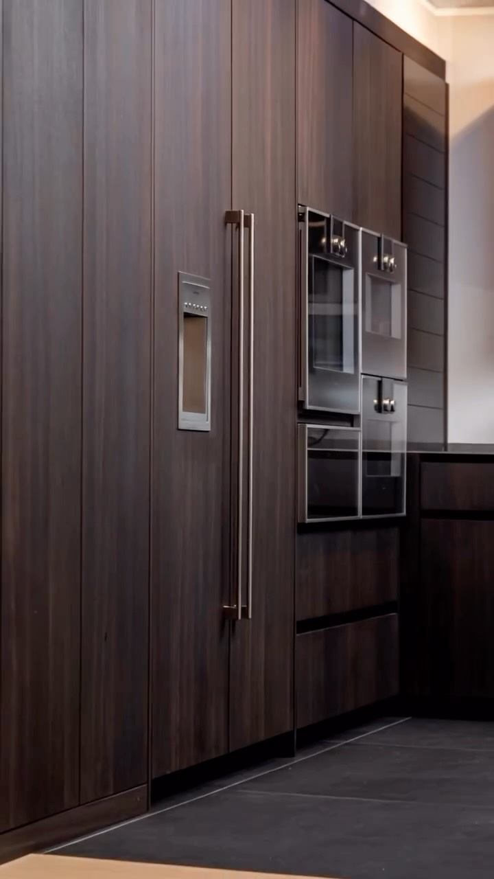 Hochwertige Materialien wie geräucherte Eiche und Keramik-Kunststein schaffen eine elegante, funktionale Küche mit außergewöhnlicher Haptik und zeitlosem Design.
Ein schönes Beispiel dafür, wie Handwerk und Ästhetik perfekt ineinandergreifen. ✨
#innenausbau #küche #tischlerqualität #designküche #eiche #keramik #holzhochzwei #wohnideen