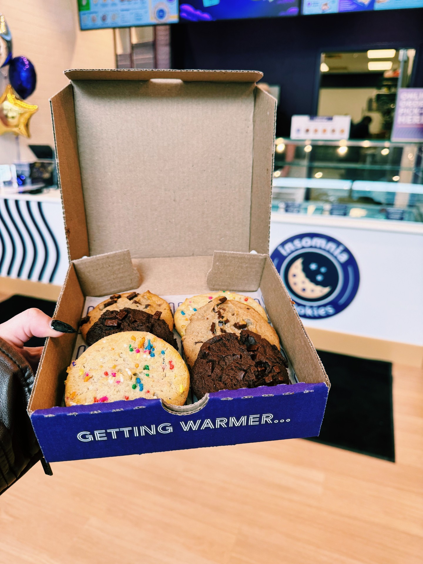 The best way to make someone's day? With a big box of @insomniacookies of course😌🍪