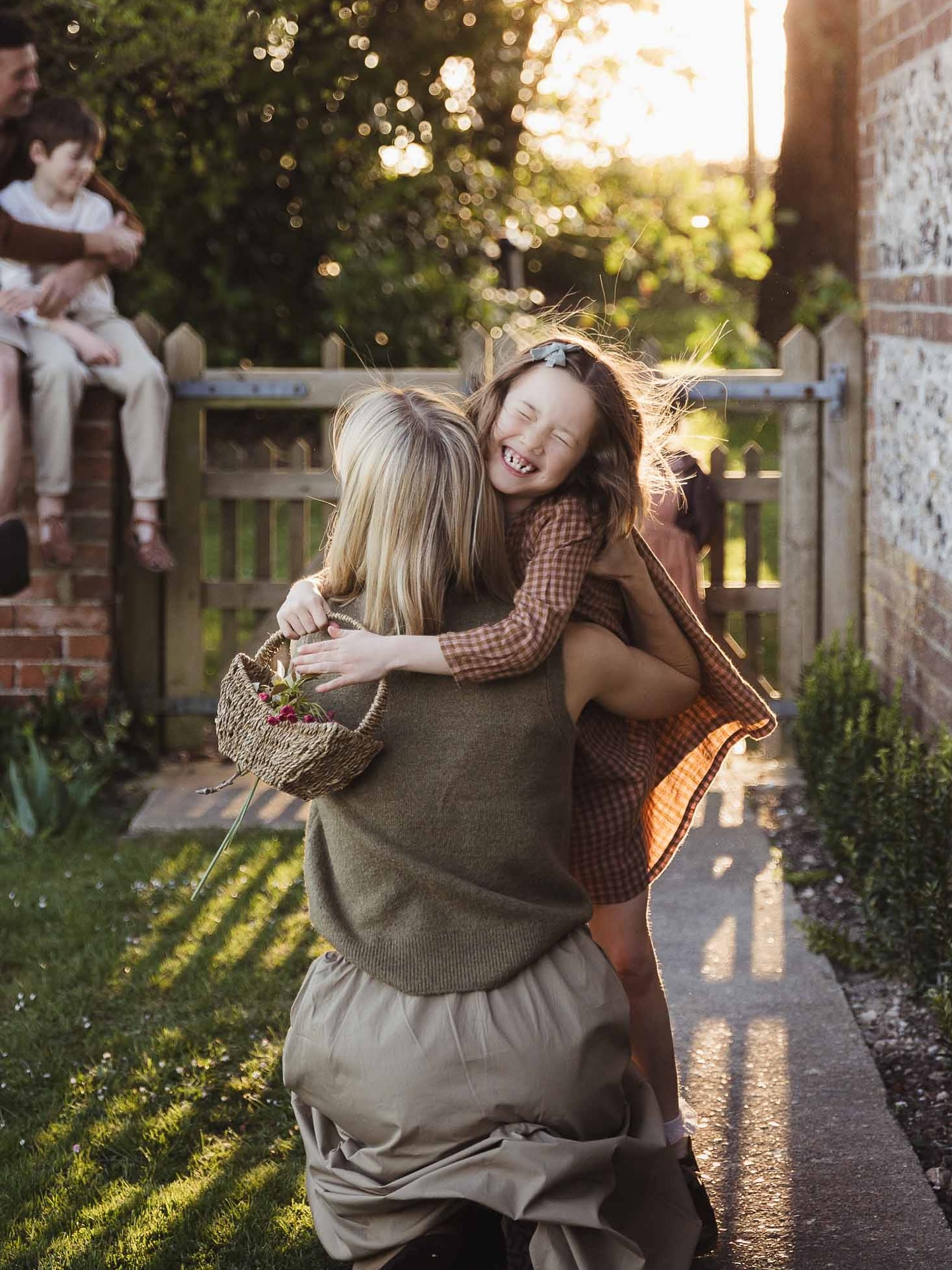 Currently cocooned under a blanket on the sofa watching my fourth film since Thursday (!!) thanks to a lovely little virus 🫠
It’s sent me on a trip down memory lane to warmer sessions. Sunshine, bare arms and kids running around past bedtime… Now it’s all cosy indoor sessions and festive chaos!!
I love how much variety this season brings to my work, it definitely keeps things interesting.
What’s your favourite thing about this time of year?